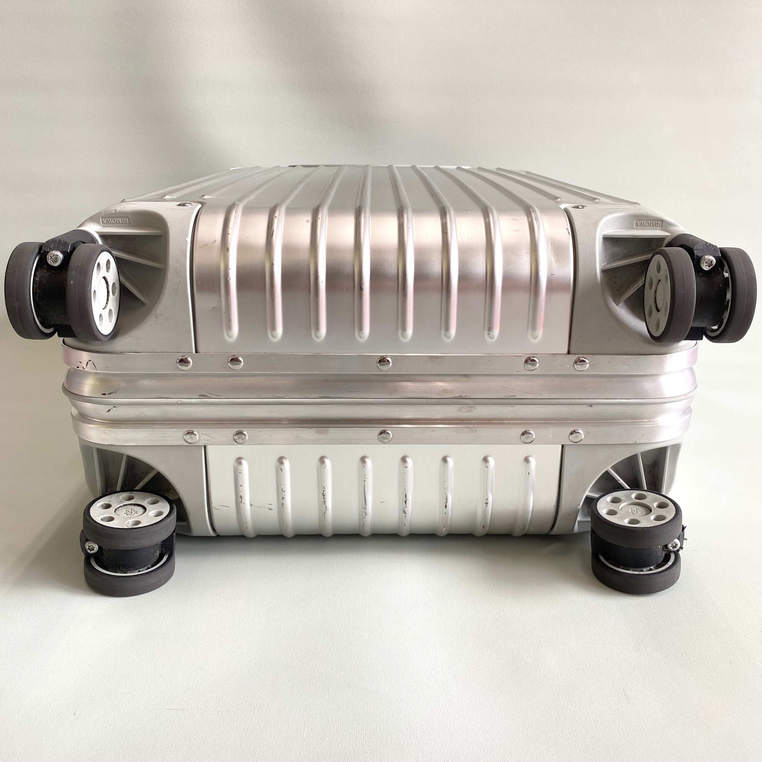 【送料無料】_RIMOWA_(リモワ)_ORIGINAL キャビン S_92552004 アルミニウム_シルバー 31L 4輪 スーツケース_中古品
