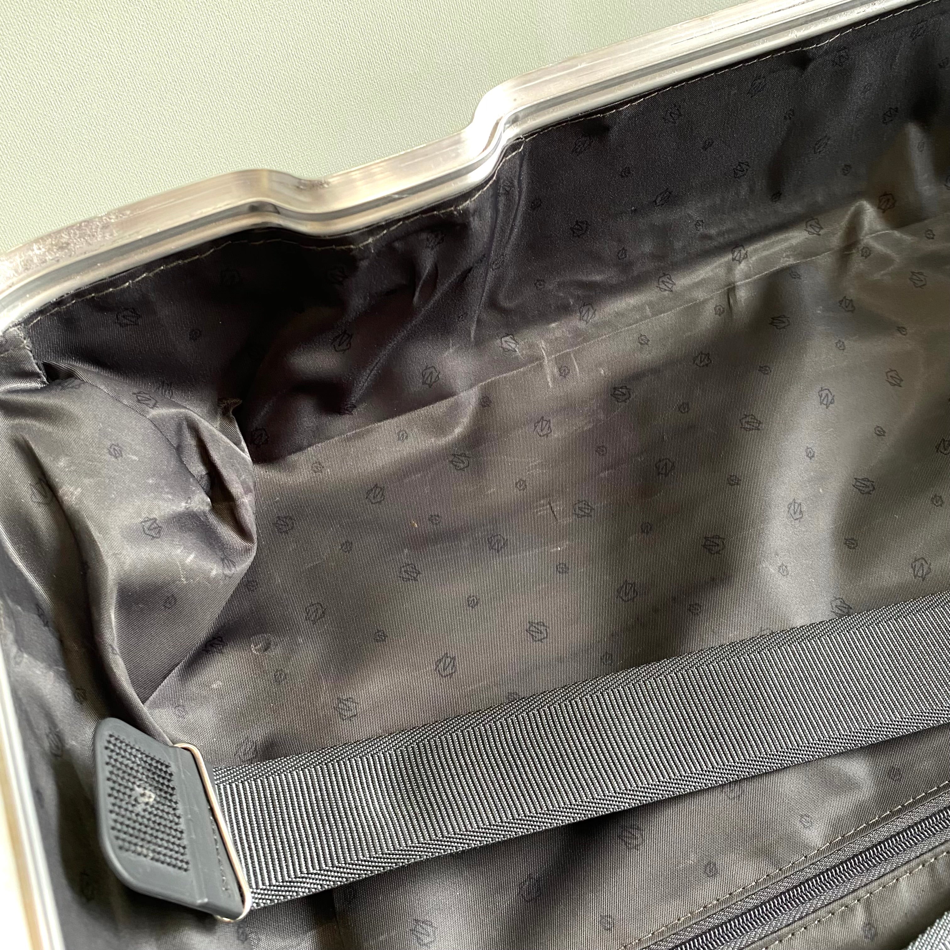 【送料無料】_RIMOWA_(リモワ)_ORIGINAL キャビン S_92552004 アルミニウム_シルバー 31L 4輪 スーツケース_中古品