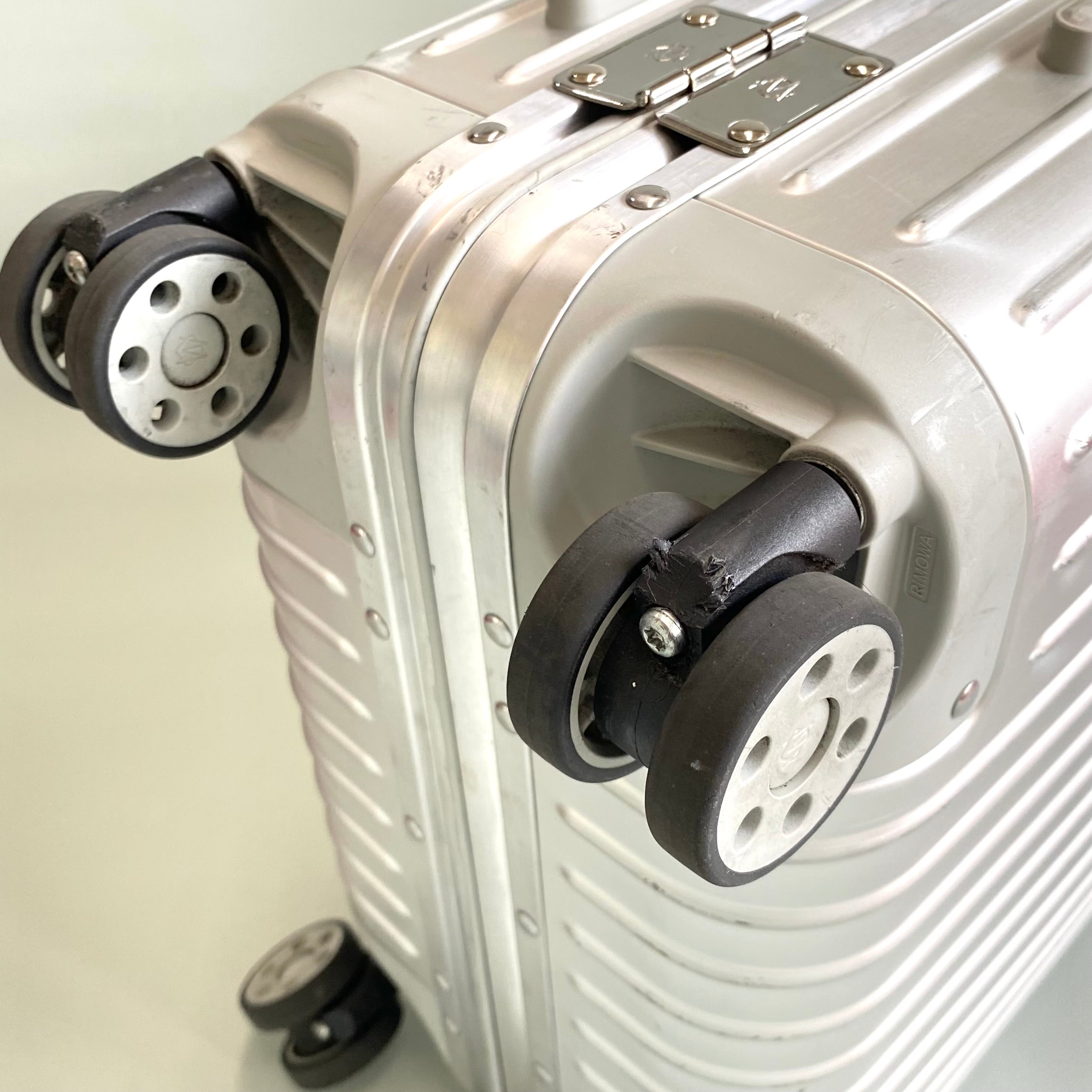 【送料無料】_RIMOWA_(リモワ)_ORIGINAL キャビン S_92552004 アルミニウム_シルバー 31L 4輪 スーツケース_中古品