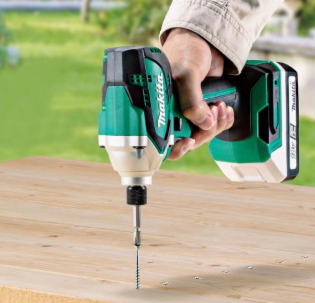 【送料無料】_ makita_(マキタ)_充電式インパクトドライバ_MTD002DSAX_バッテリ2個/充電器付き_未使用品