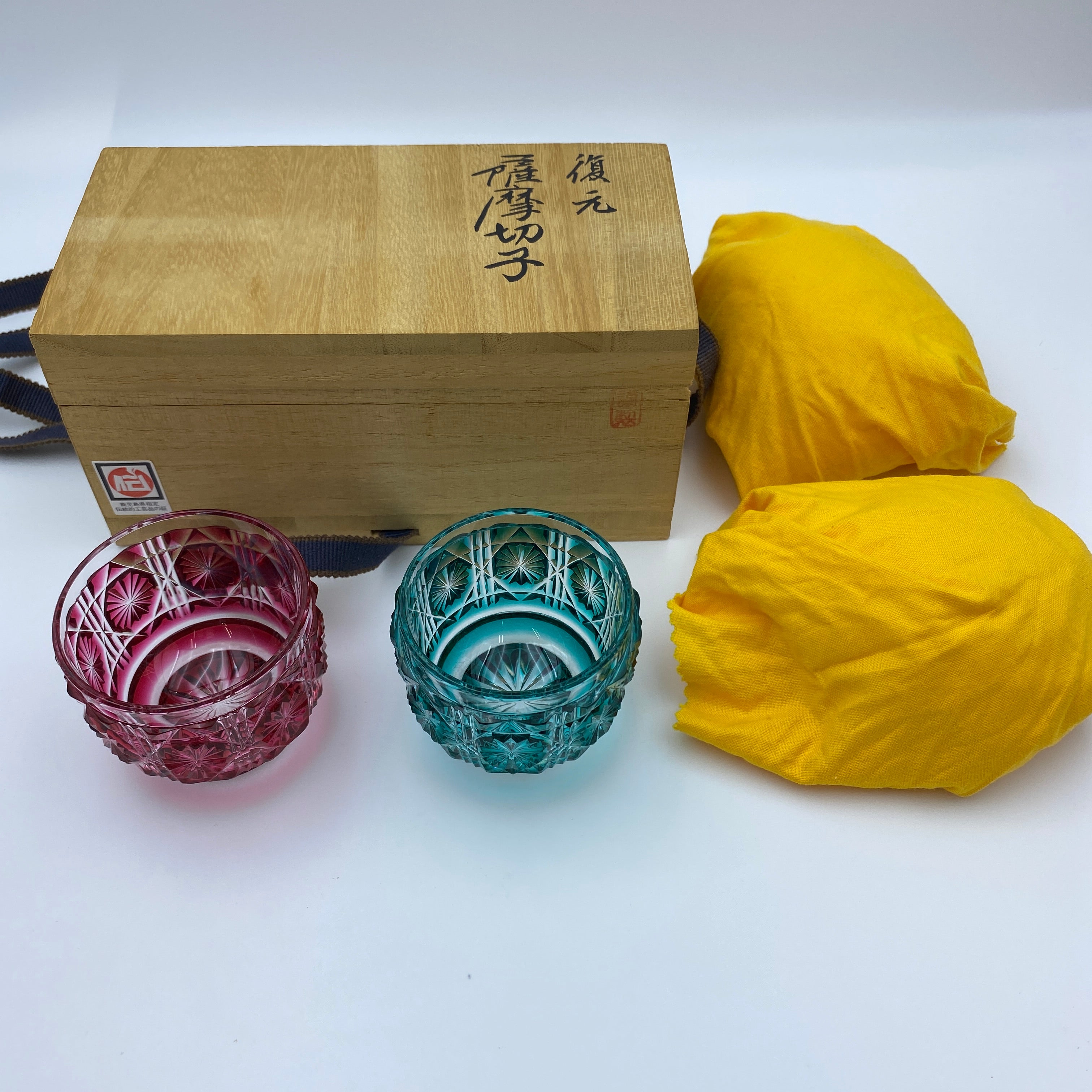 薩摩びーどろ工芸 作_復元 薩摩切子 色被せガラス_切子 猪口揃(金赤/緑)_中古品