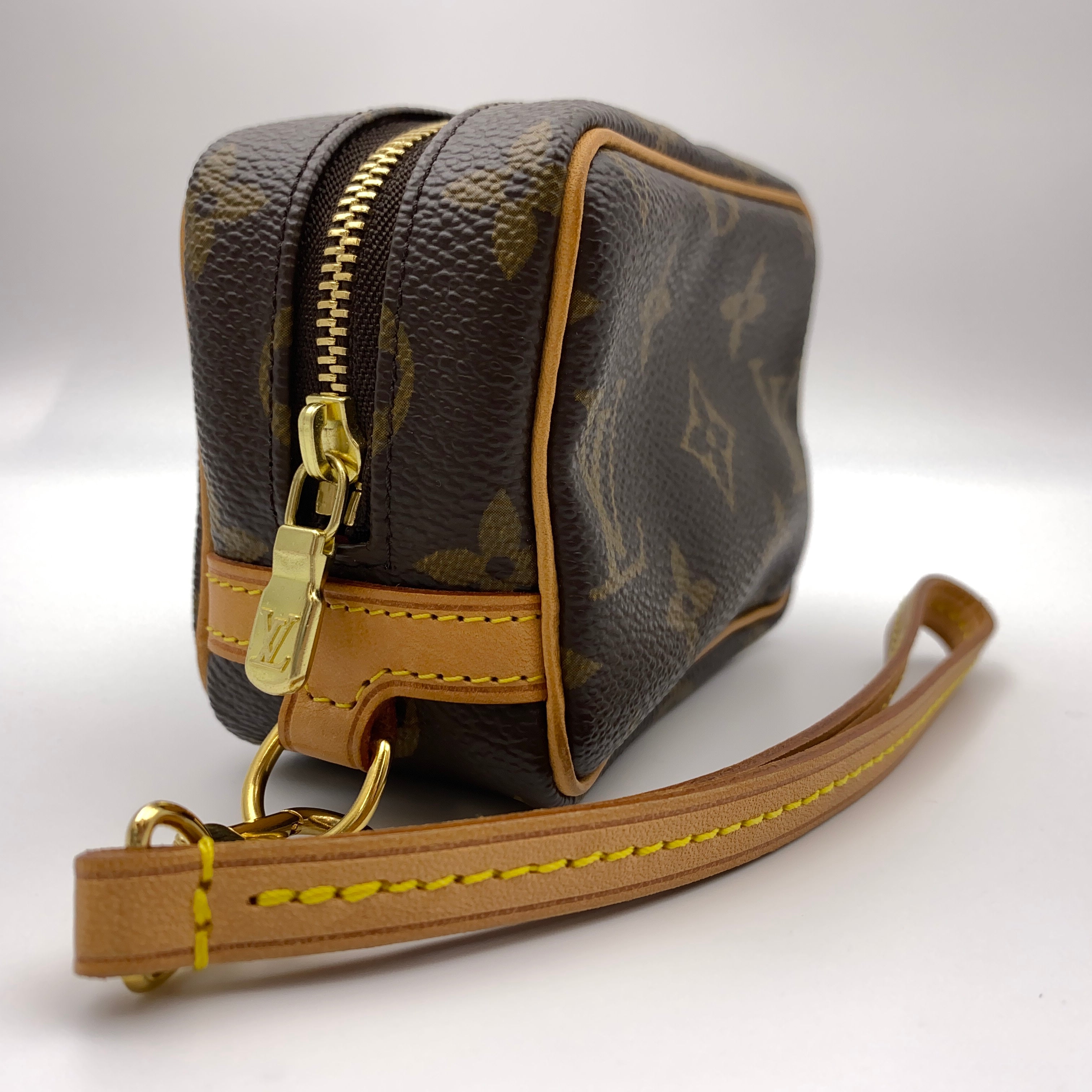 LOUIS VUITTON_(ルイヴィトン)_モノグラム トゥルース ワピティ_ストラップ付きミニポーチ_M58030_中古品