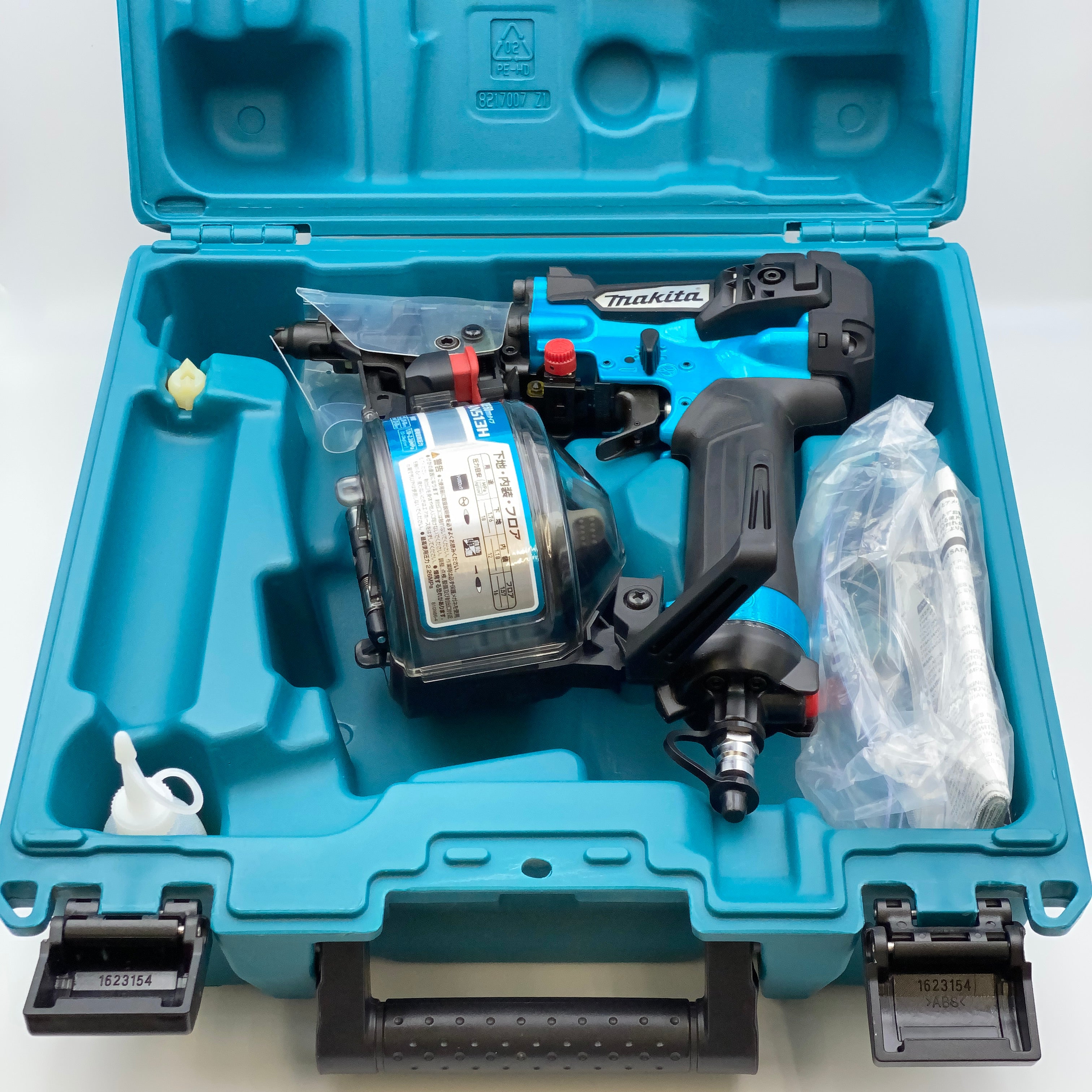 【送料無料】_ makita_(マキタ)_50㎜高圧エア釘打ち機_AN513HM(青)_下地 内装 フロア用_未使用品