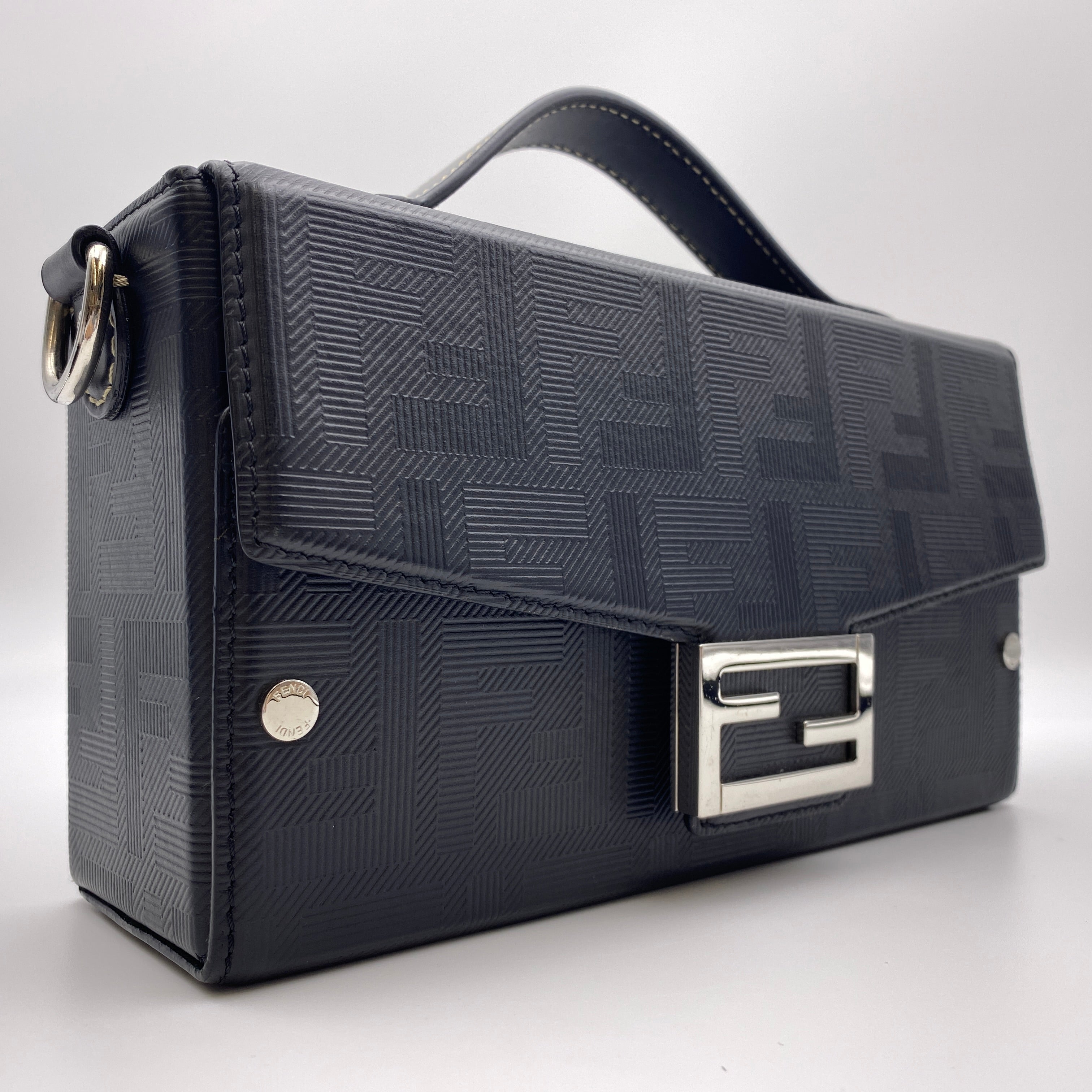 【送料無料】_ FENDI _(フェンディ)_バゲット ソフトトランク _ブラックレザー バッグ_中古品