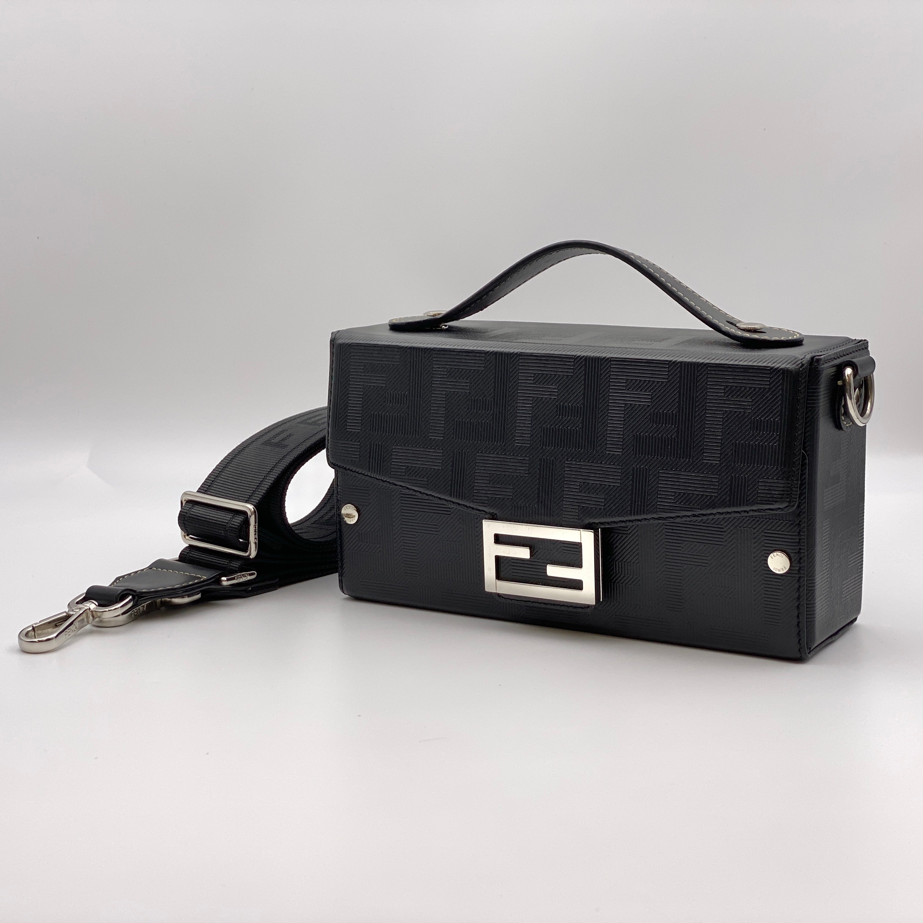 【送料無料】_ FENDI _(フェンディ)_バゲット ソフトトランク _ブラックレザー バッグ_中古品