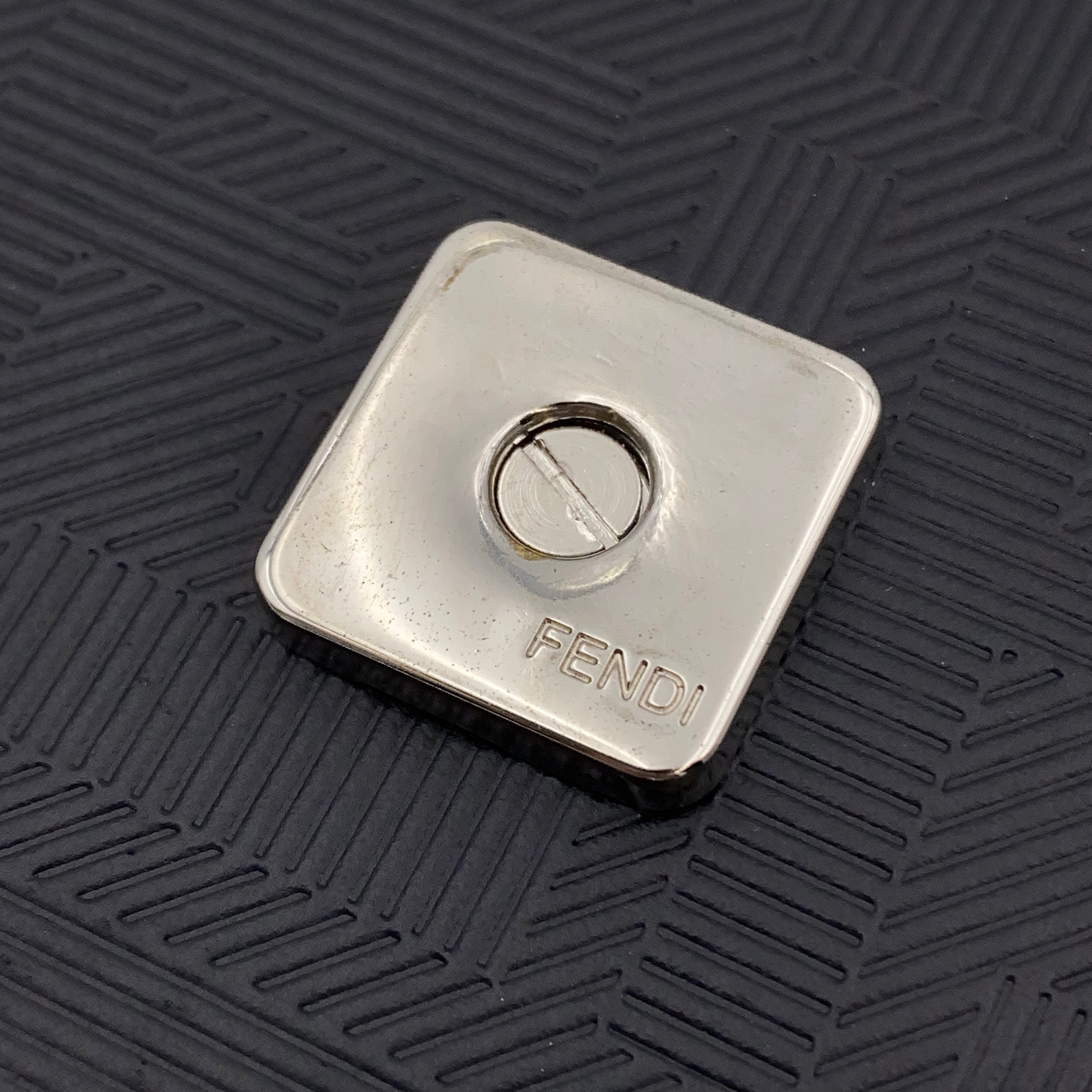 【送料無料】_ FENDI _(フェンディ)_バゲット ソフトトランク _ブラックレザー バッグ_中古品