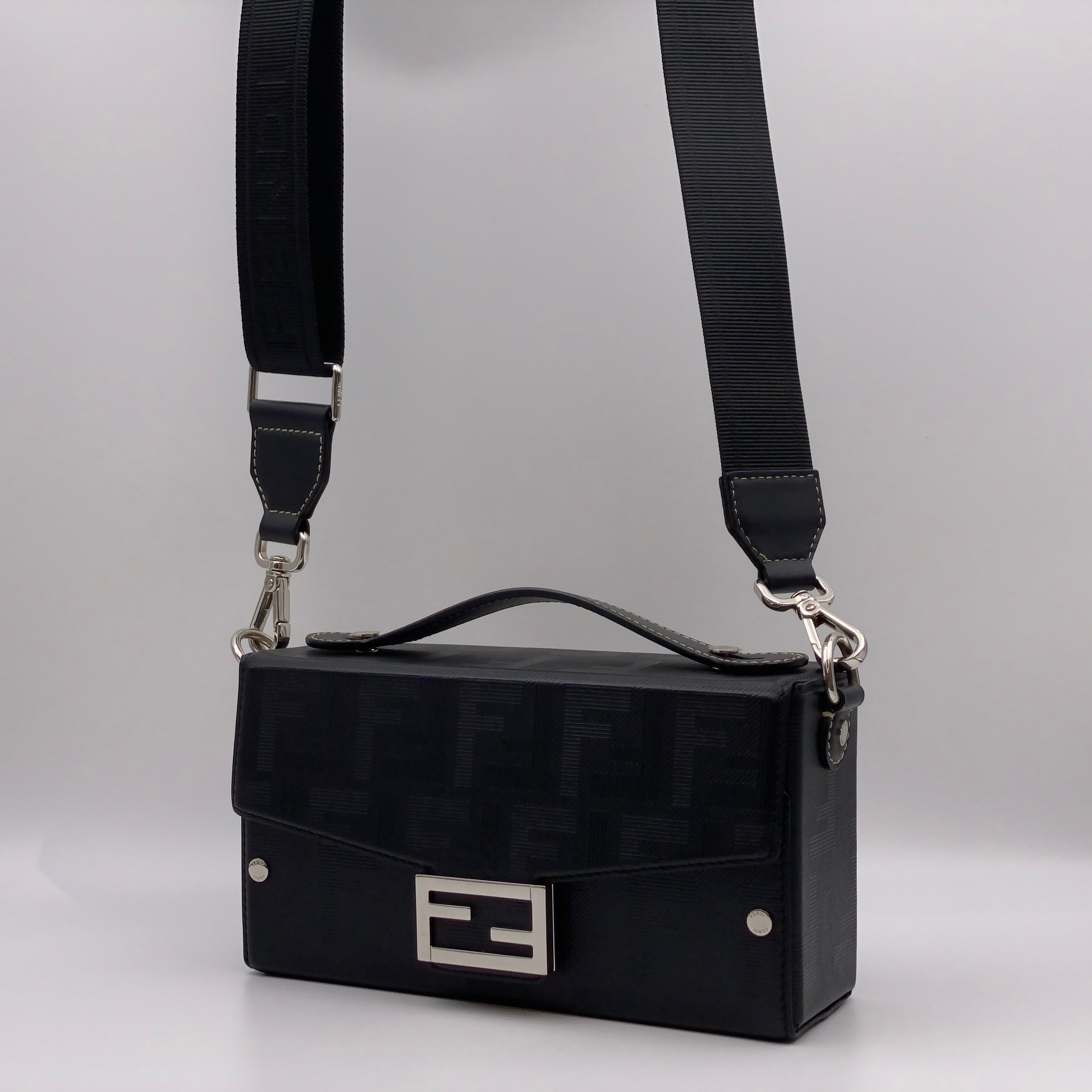 【送料無料】_ FENDI _(フェンディ)_バゲット ソフトトランク _ブラックレザー バッグ_中古品