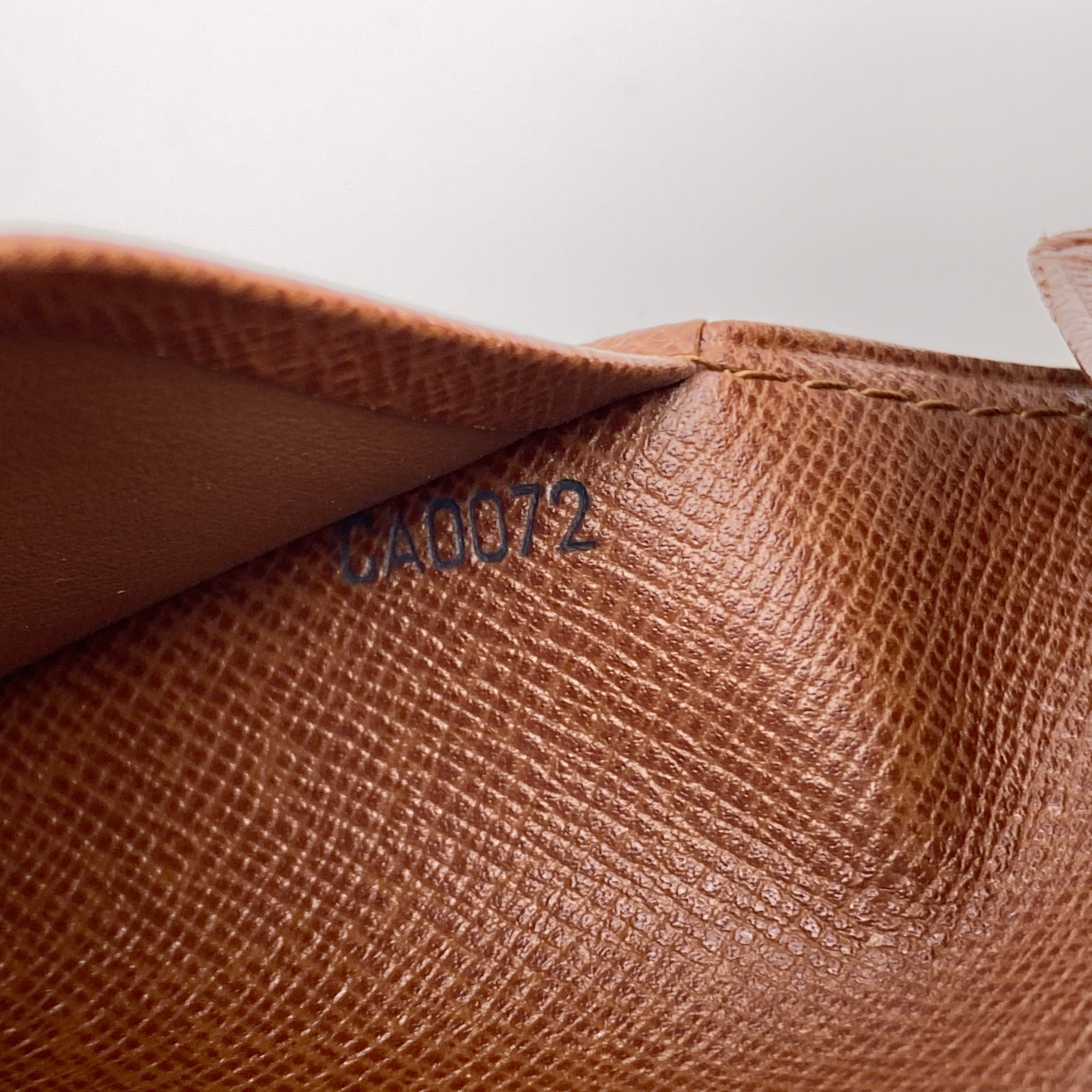 【送料無料】_ LOUIS VUITTON_(ルイヴィトン)_モノグラム財布_ポルトモネ・ビエ トレゾール_M61730_中古品