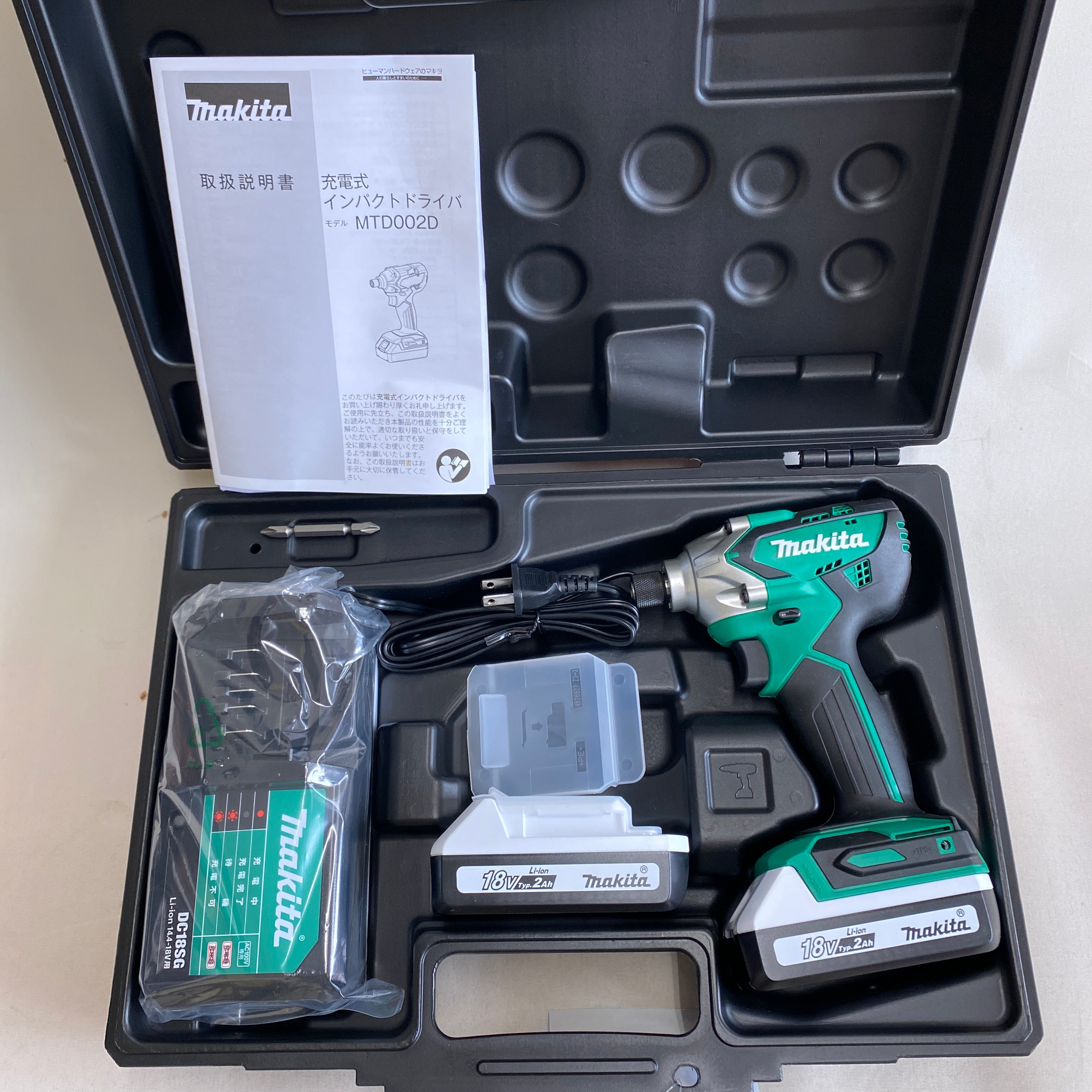 【送料無料】_ makita_(マキタ)_充電式インパクトドライバ_MTD002DSAX_バッテリ2個/充電器付き_未使用品