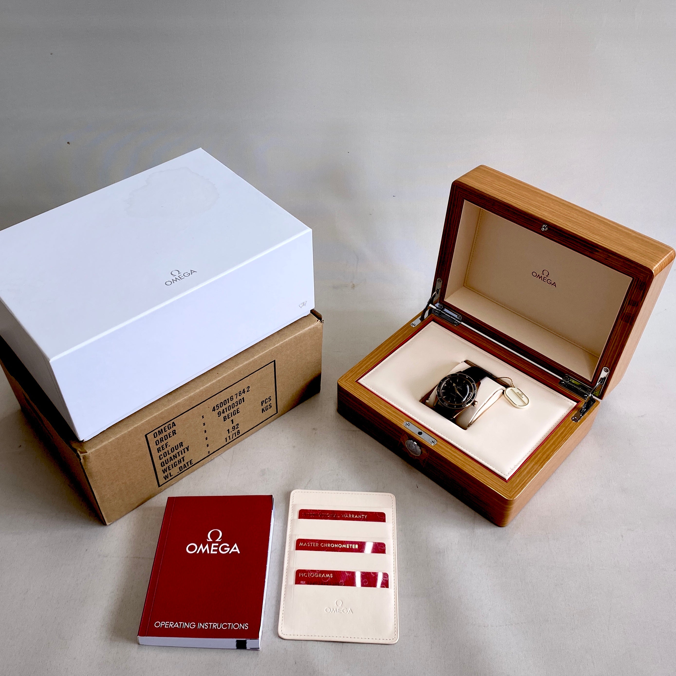 【送料無料】_ OMEGA_(オメガ)_シーマスター 300 _マスター クロノメーター _234.92.41.21.10.00_中古品