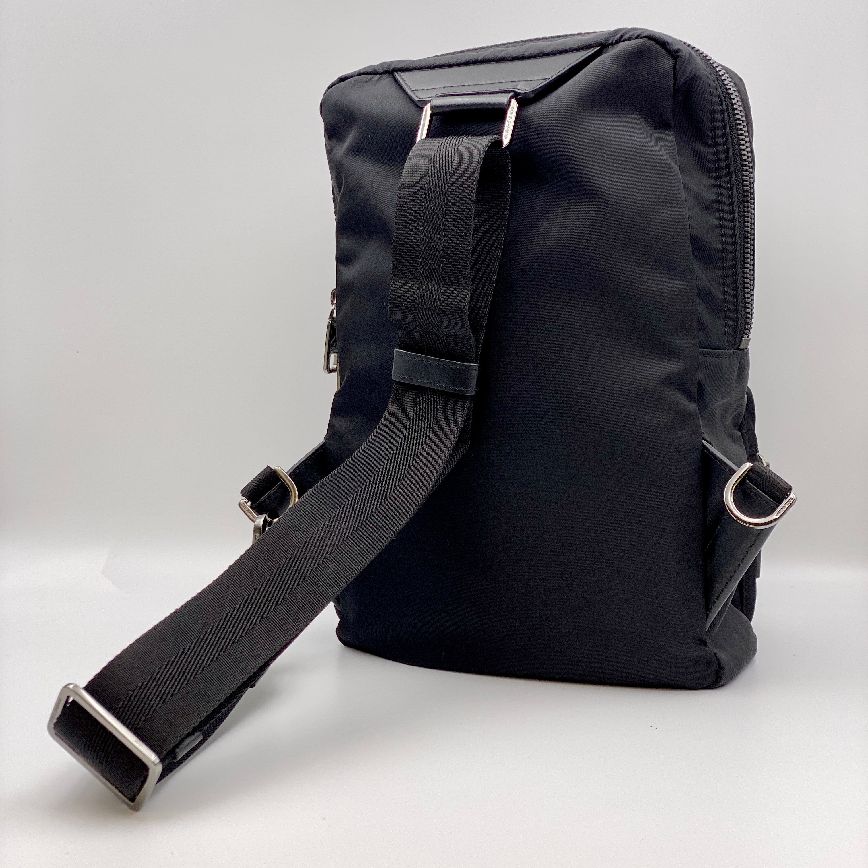 【送料無料】_ DOLCE&GABBANA_(ドルチェ&ガッバーナ)_立体3Dロゴ ブラックロゴプレート _ナイロンボディバッグ_中古品