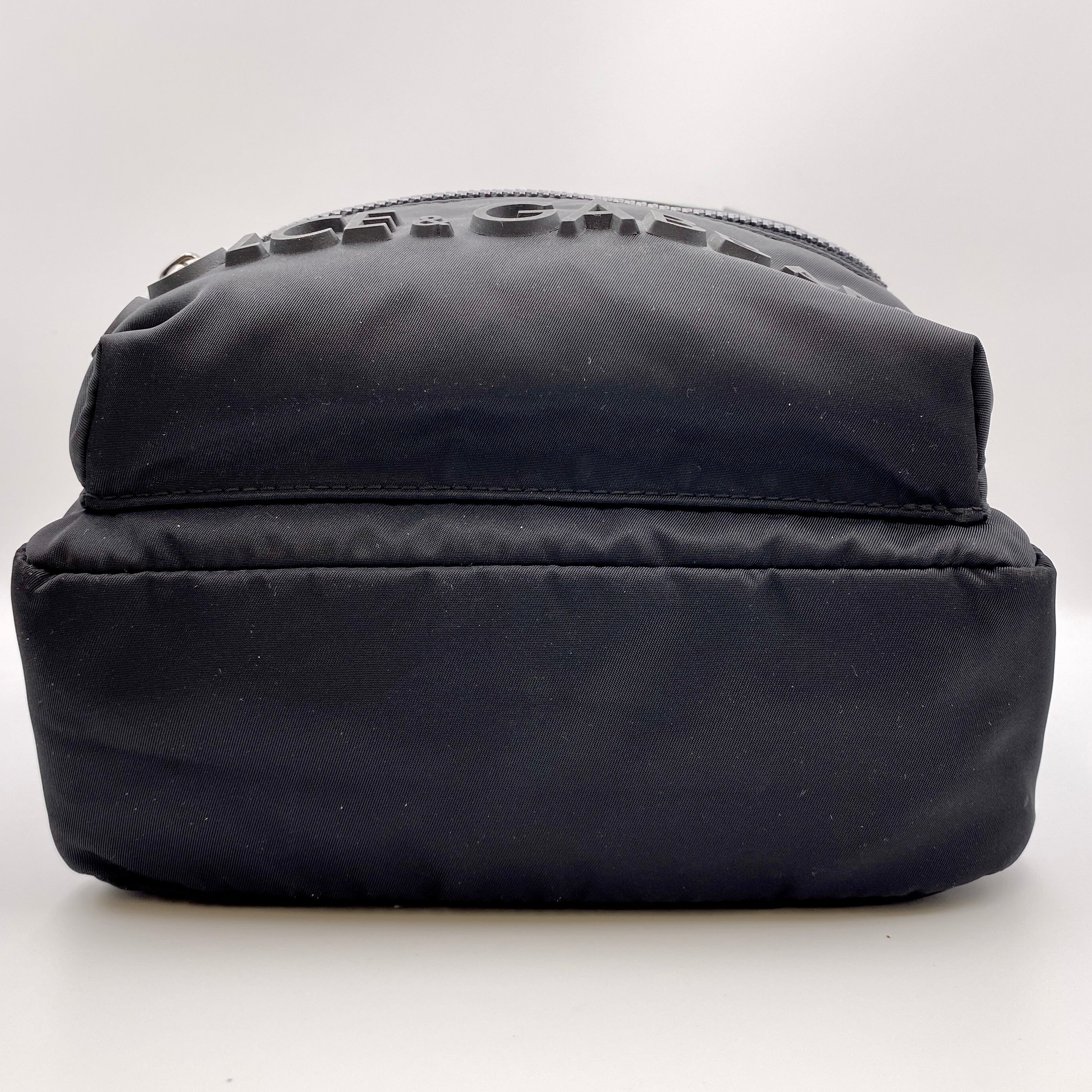 【送料無料】_ DOLCE&GABBANA_(ドルチェ&ガッバーナ)_立体3Dロゴ ブラックロゴプレート _ナイロンボディバッグ_中古品