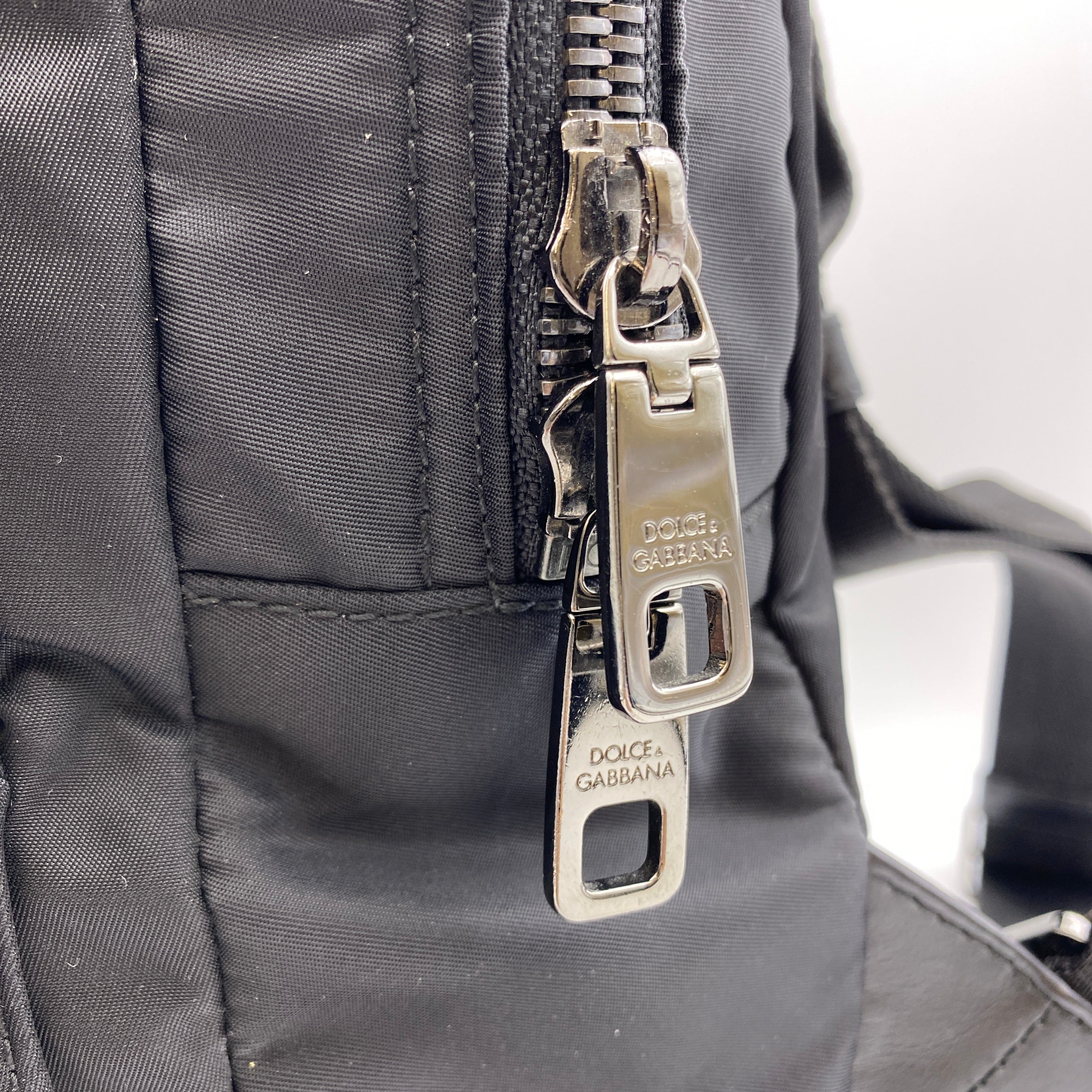 【送料無料】_ DOLCE&GABBANA_(ドルチェ&ガッバーナ)_立体3Dロゴ ブラックロゴプレート _ナイロンボディバッグ_中古品