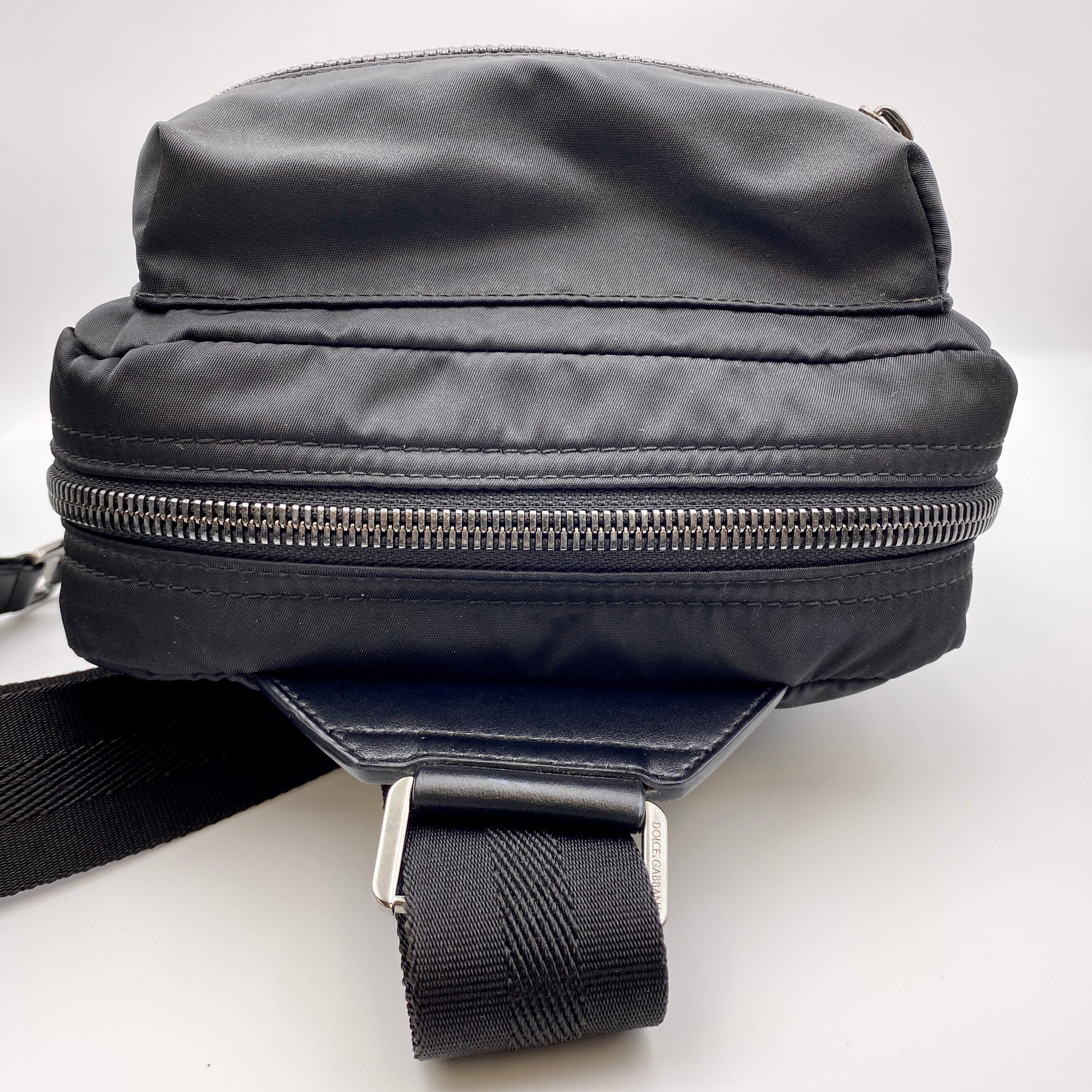 【送料無料】_ DOLCE&GABBANA_(ドルチェ&ガッバーナ)_立体3Dロゴ ブラックロゴプレート _ナイロンボディバッグ_中古品