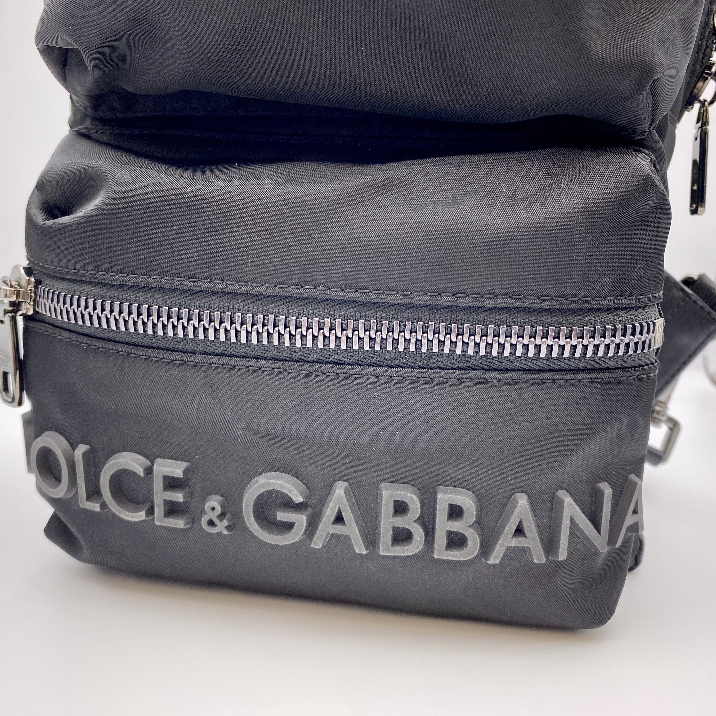 【送料無料】_ DOLCE&GABBANA_(ドルチェ&ガッバーナ)_立体3Dロゴ ブラックロゴプレート _ナイロンボディバッグ_中古品