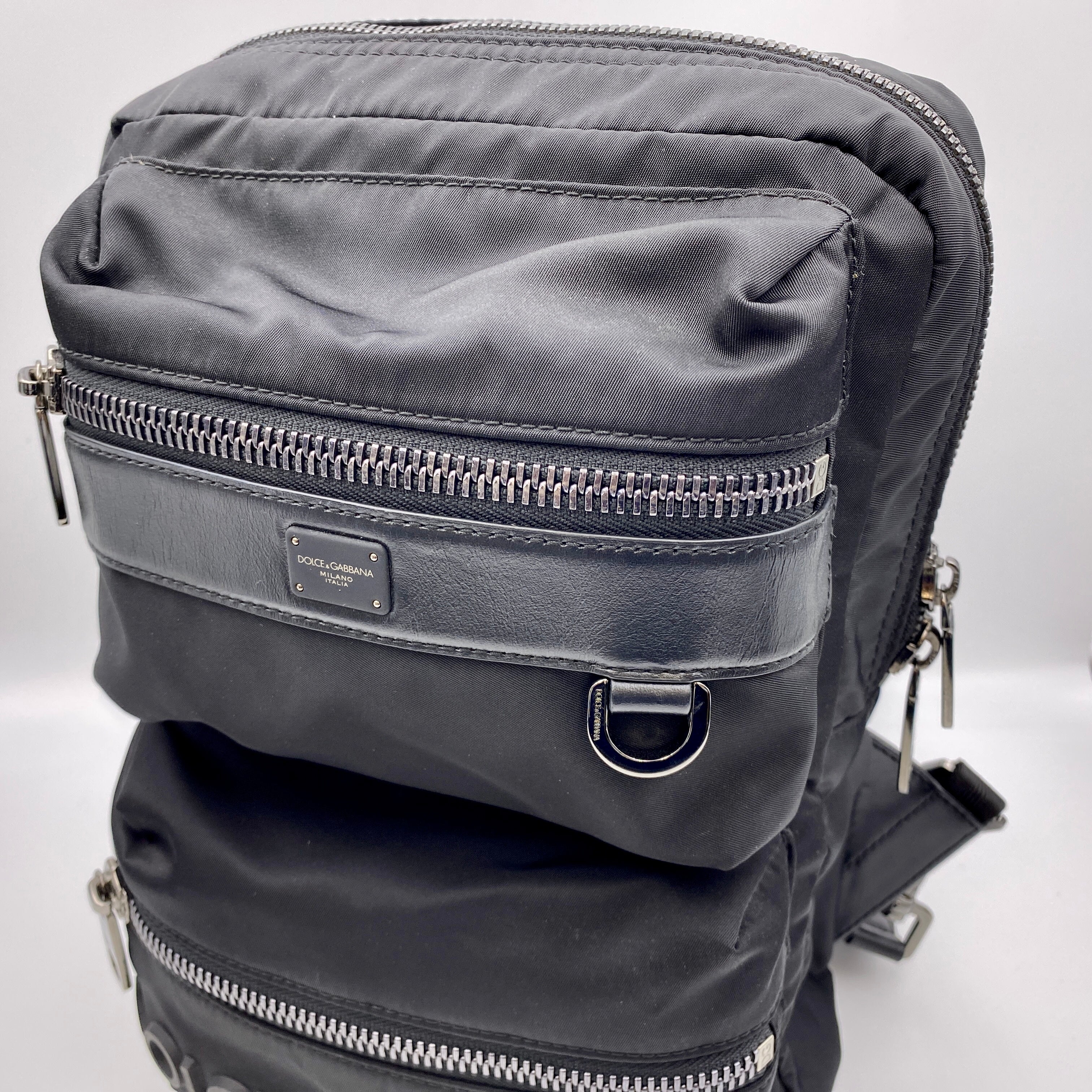 【送料無料】_ DOLCE&GABBANA_(ドルチェ&ガッバーナ)_立体3Dロゴ ブラックロゴプレート _ナイロンボディバッグ_中古品