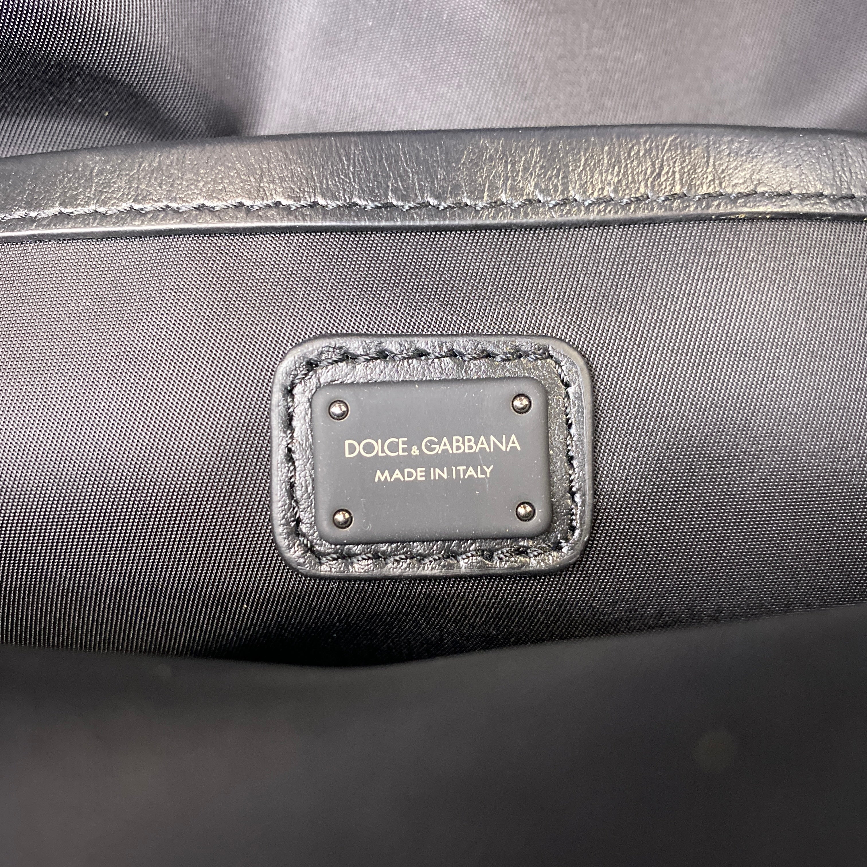 【送料無料】_ DOLCE&GABBANA_(ドルチェ&ガッバーナ)_立体3Dロゴ ブラックロゴプレート _ナイロンボディバッグ_中古品