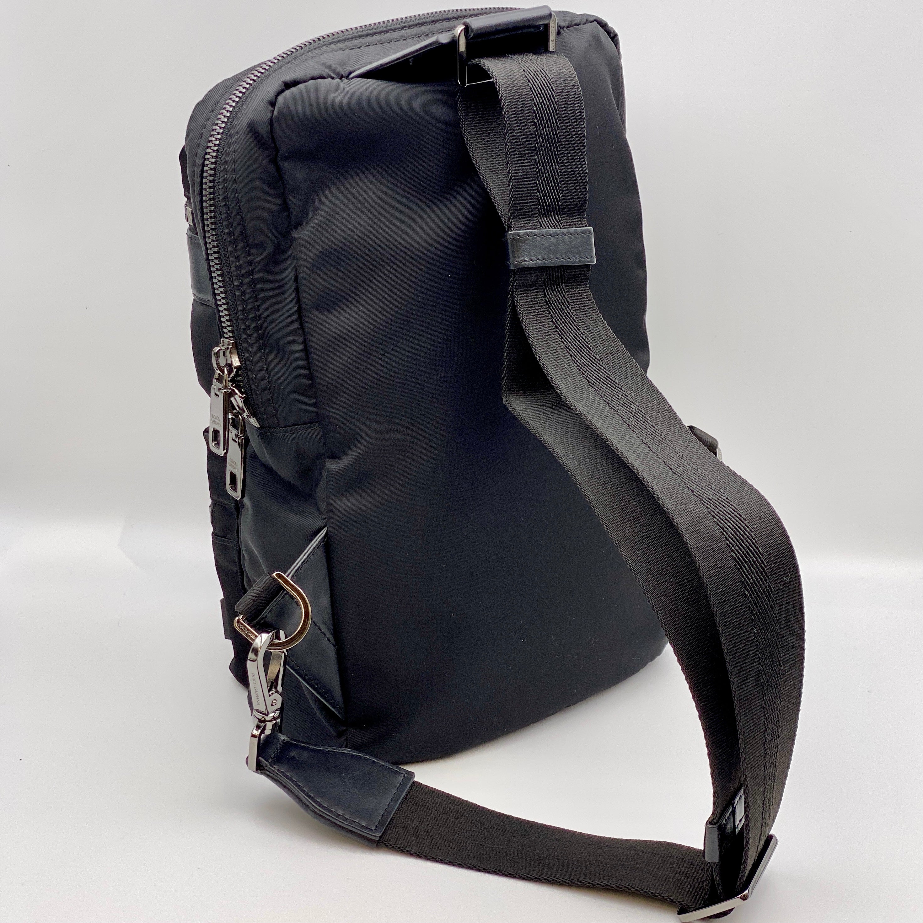 【送料無料】_ DOLCE&GABBANA_(ドルチェ&ガッバーナ)_立体3Dロゴ ブラックロゴプレート _ナイロンボディバッグ_中古品