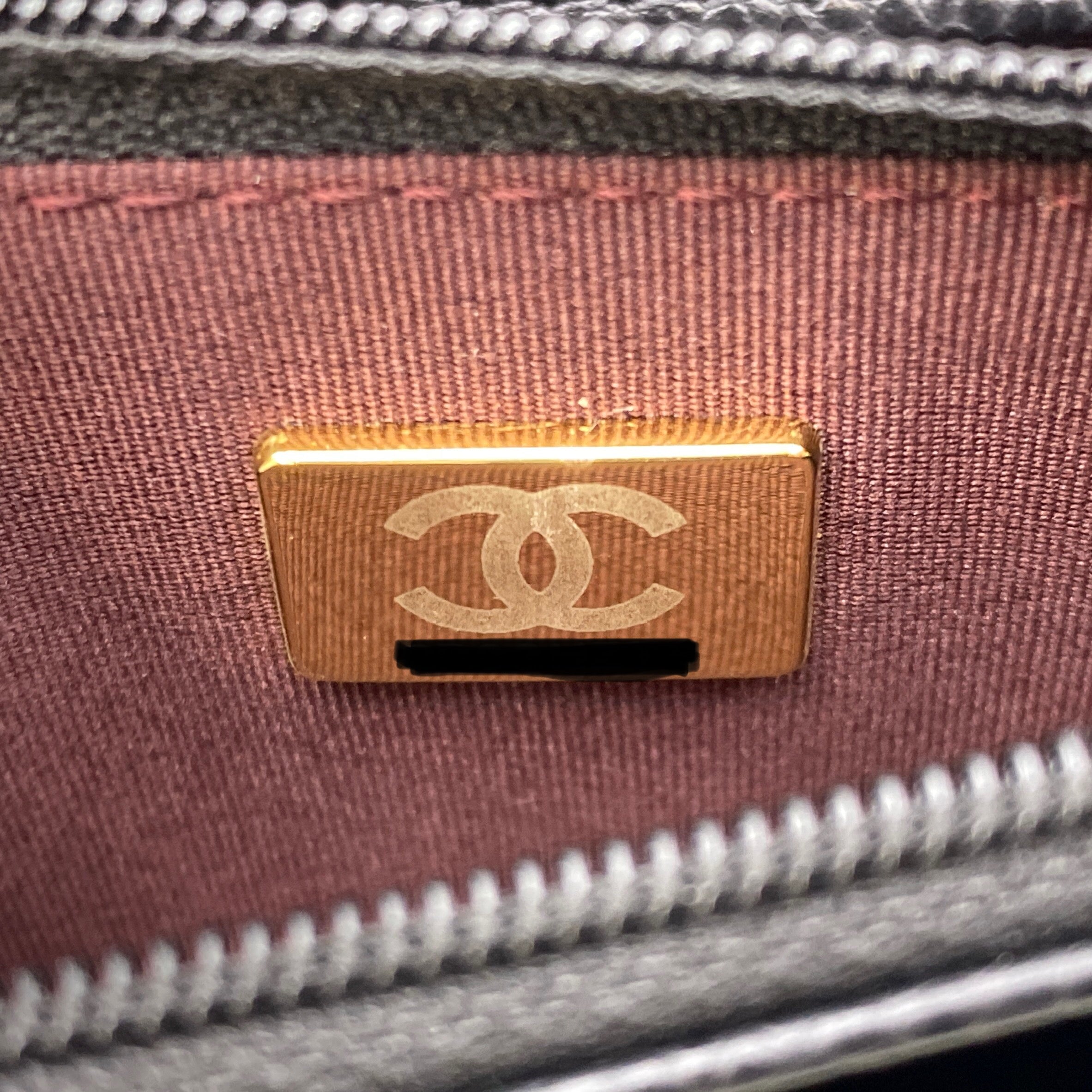 【送料無料】_ CHANEL_(シャネル)_クラッシックチェーンウォレット _マトラッセ/キャビアスキン _中古品