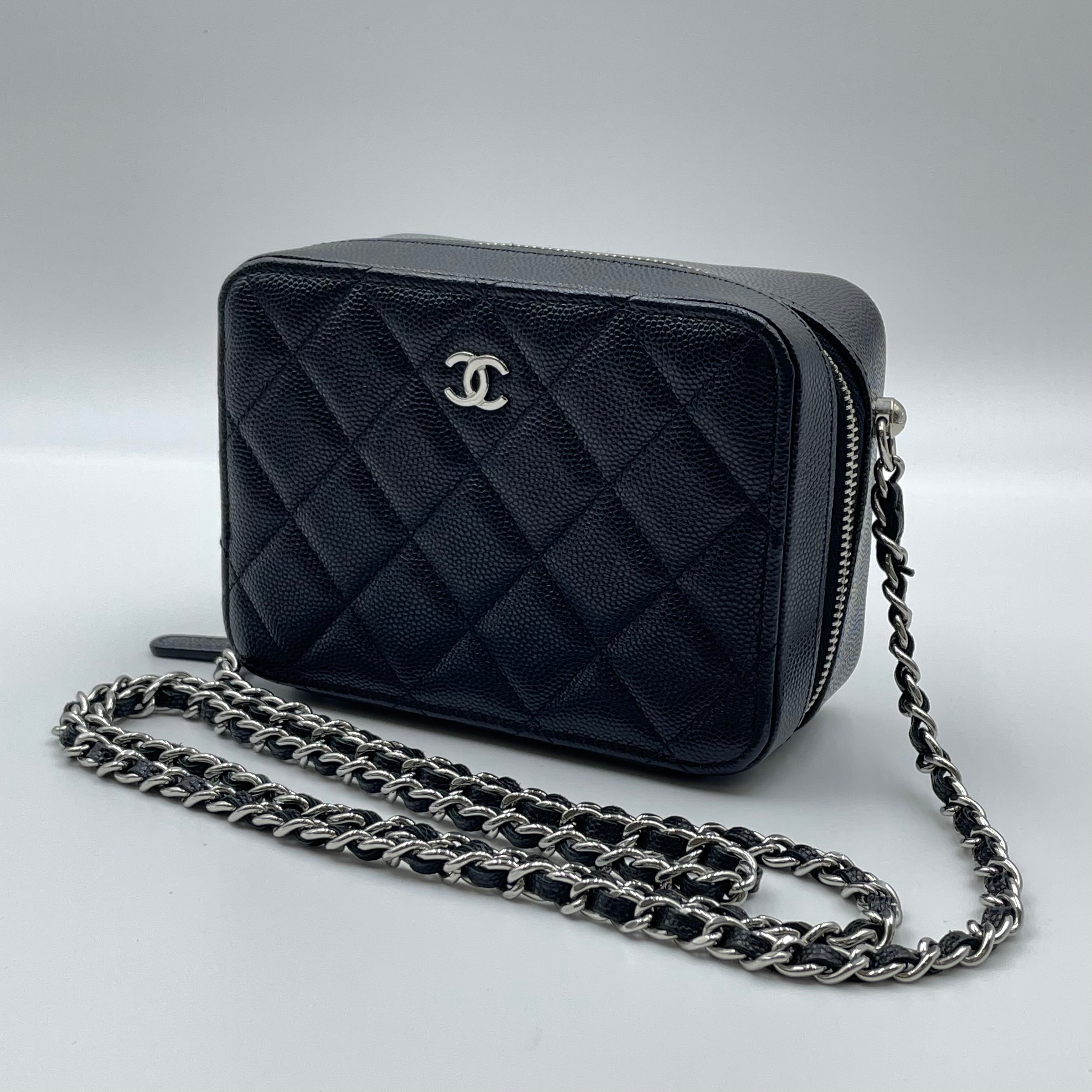 【送料無料】_CHANEL _(シャネル)_ミニマトラッセ チェーンショルダーバッグ_ AP2426 キャビアスキン カメラバッグ_中古品