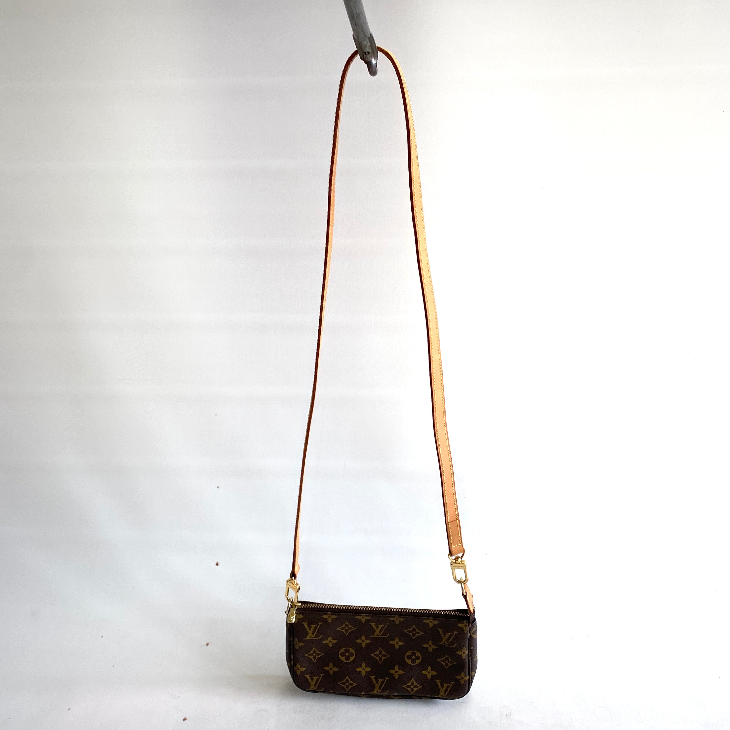 【送料無料】_ LOUIS VUITTON_(ルイヴィトン)_ポシェットアクセソワール_ M51980ロングストラップ付_ 中古品
