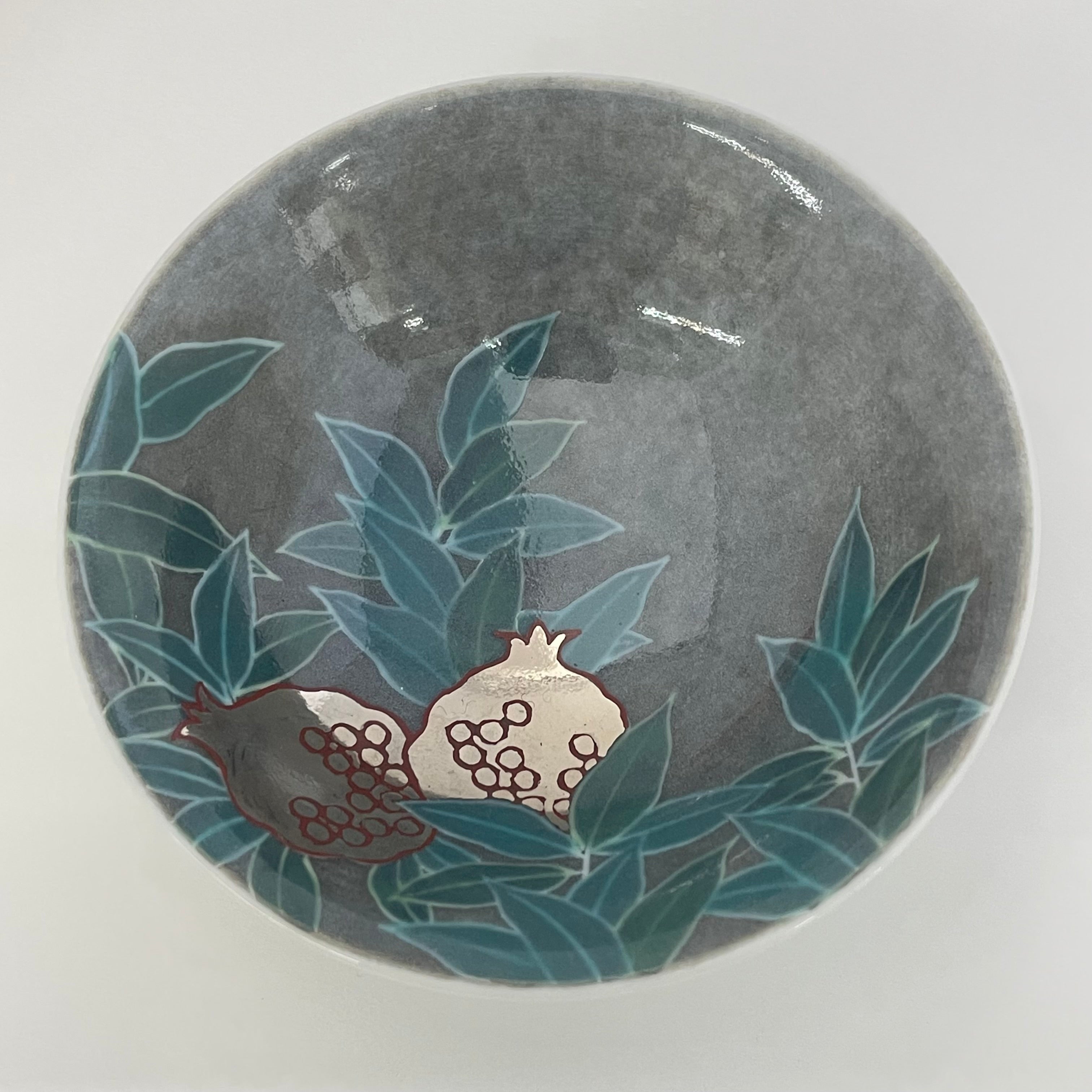 十四代今泉今右衛門 作_色絵薄墨墨はじき柘榴文盃_中古品