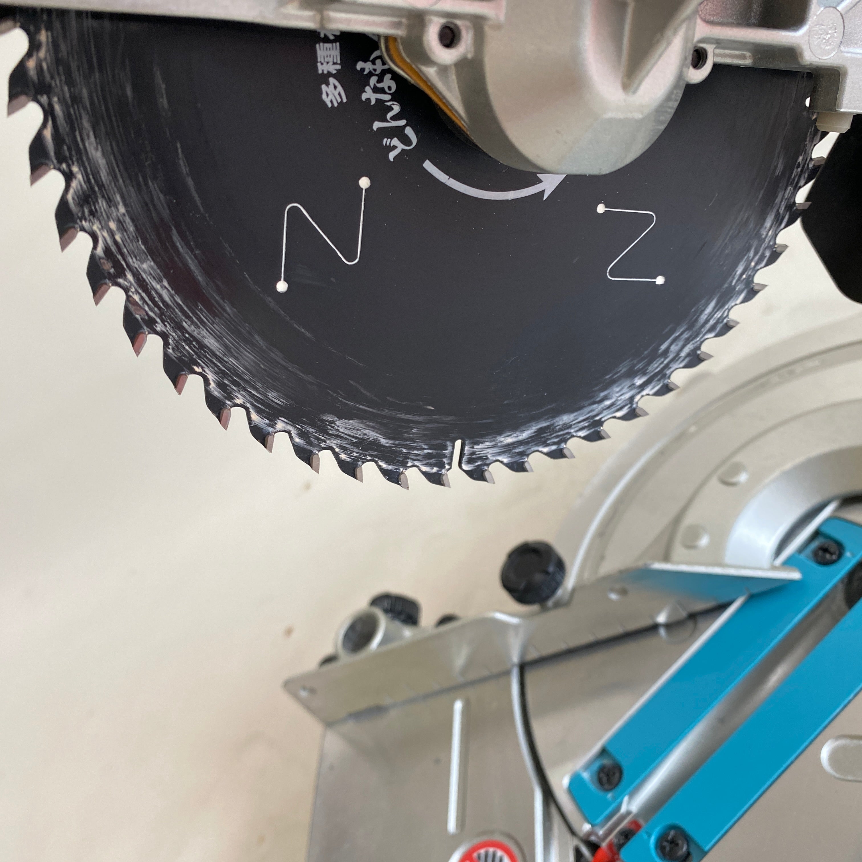 【送料無料】_ makita_(マキタ)_165ミリ充電式卓上マルノコ_LS600D 18Vアルミベース 本体のみ_ 中古品