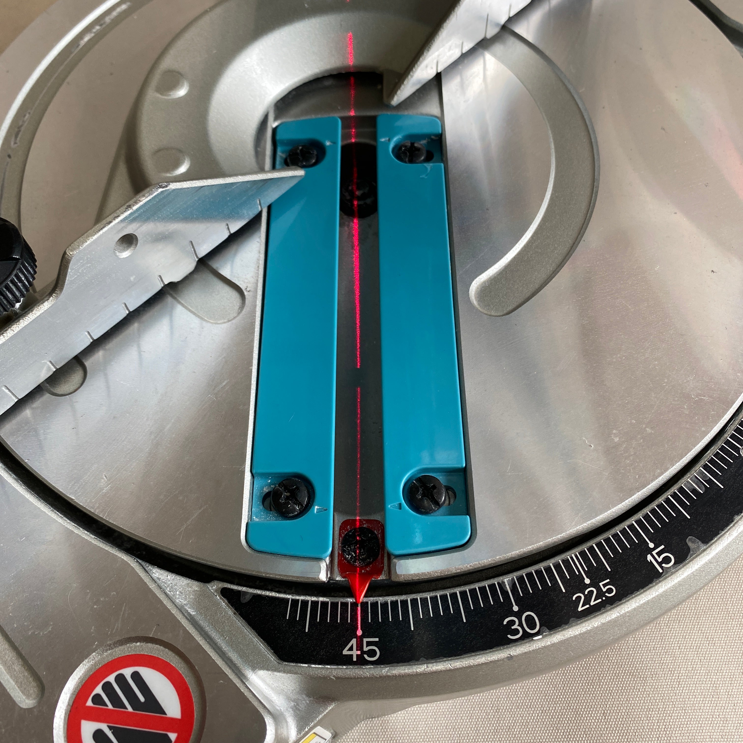 【送料無料】_ makita_(マキタ)_165ミリ充電式卓上マルノコ_LS600D 18Vアルミベース 本体のみ_ 中古品