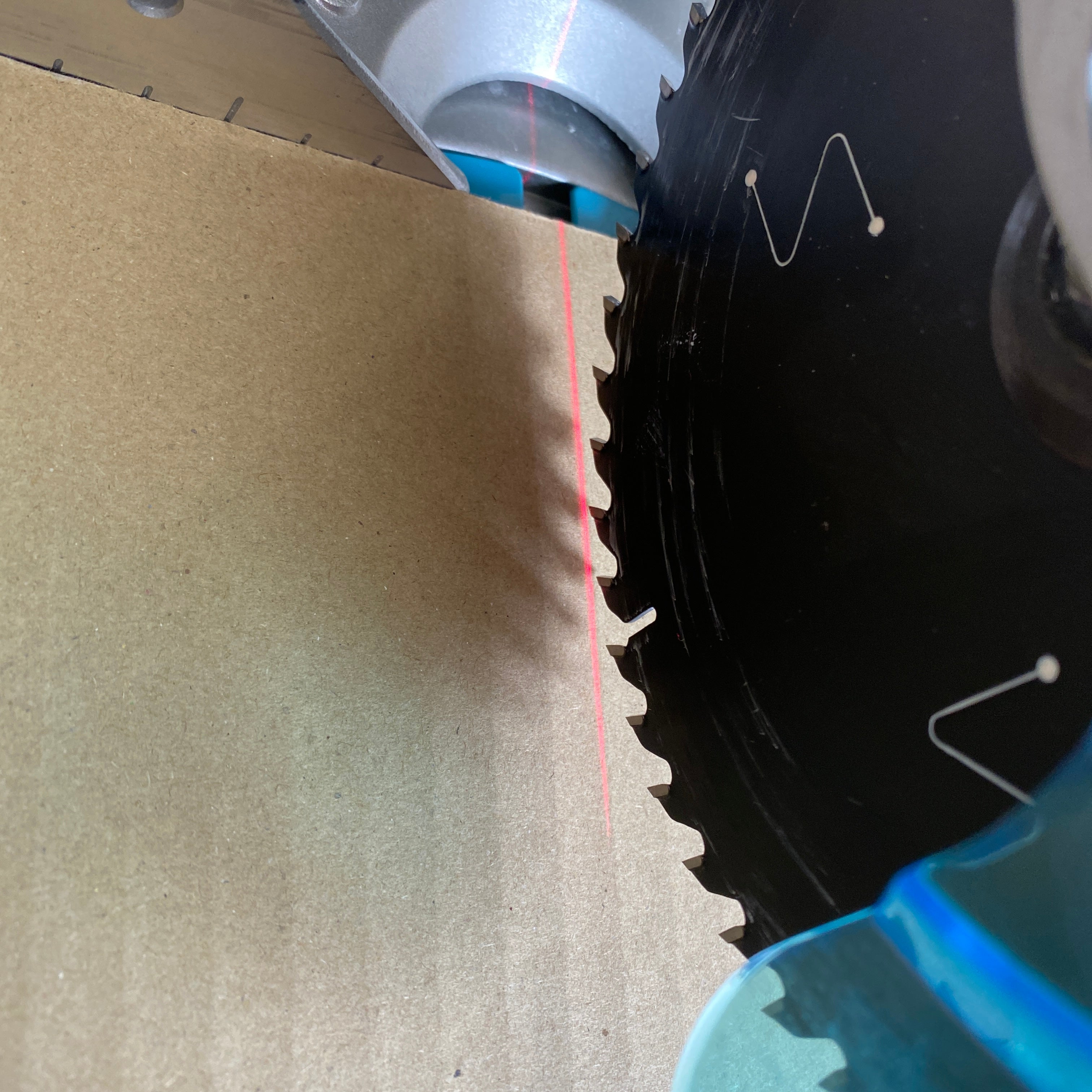 【送料無料】_ makita_(マキタ)_165ミリ充電式卓上マルノコ_LS600D 18Vアルミベース 本体のみ_ 中古品