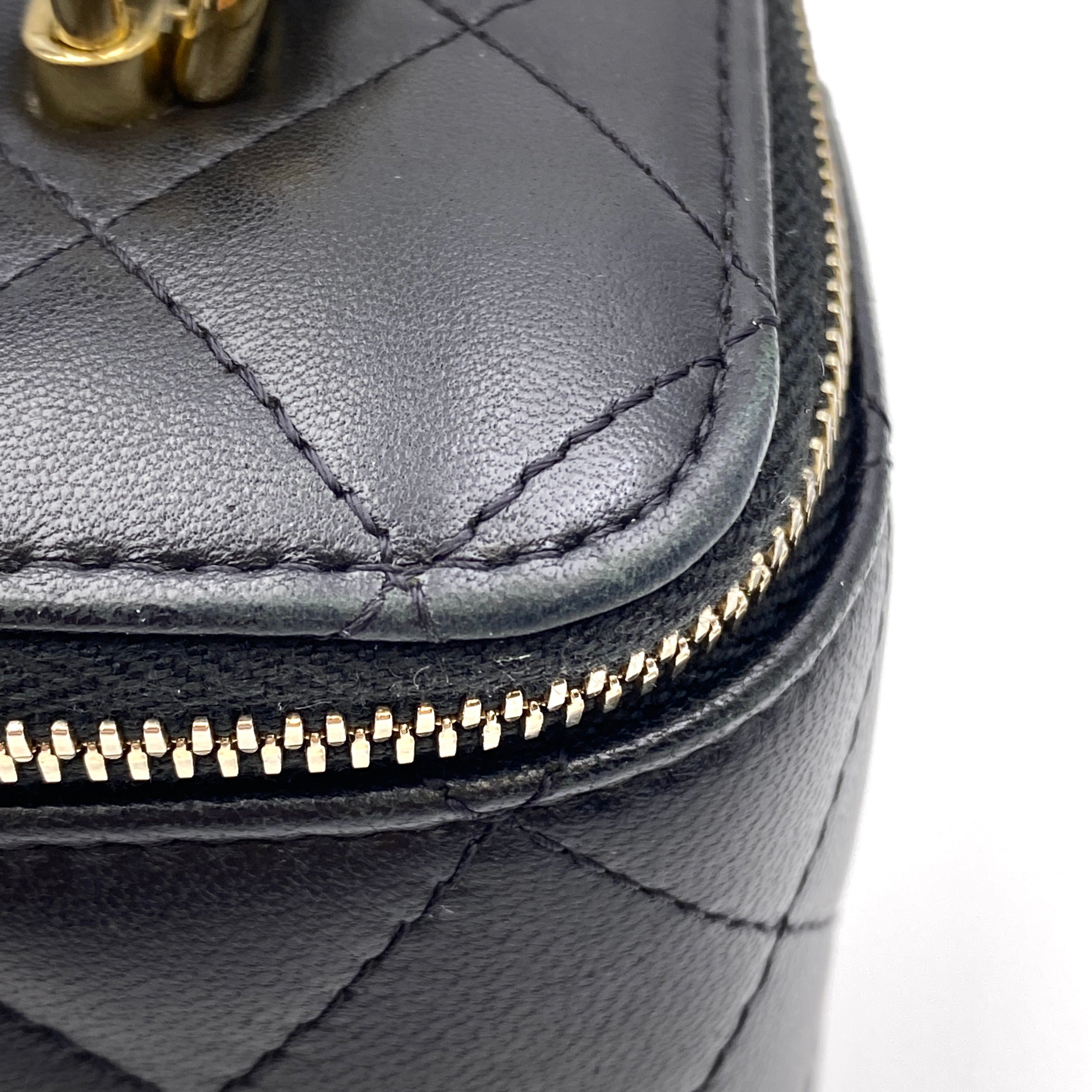 【送料無料】_CHANEL_(シャネル)_AP2199 スモールバニティケース_チェーンショルダー_マトラッセ/ラムスキン_中古品