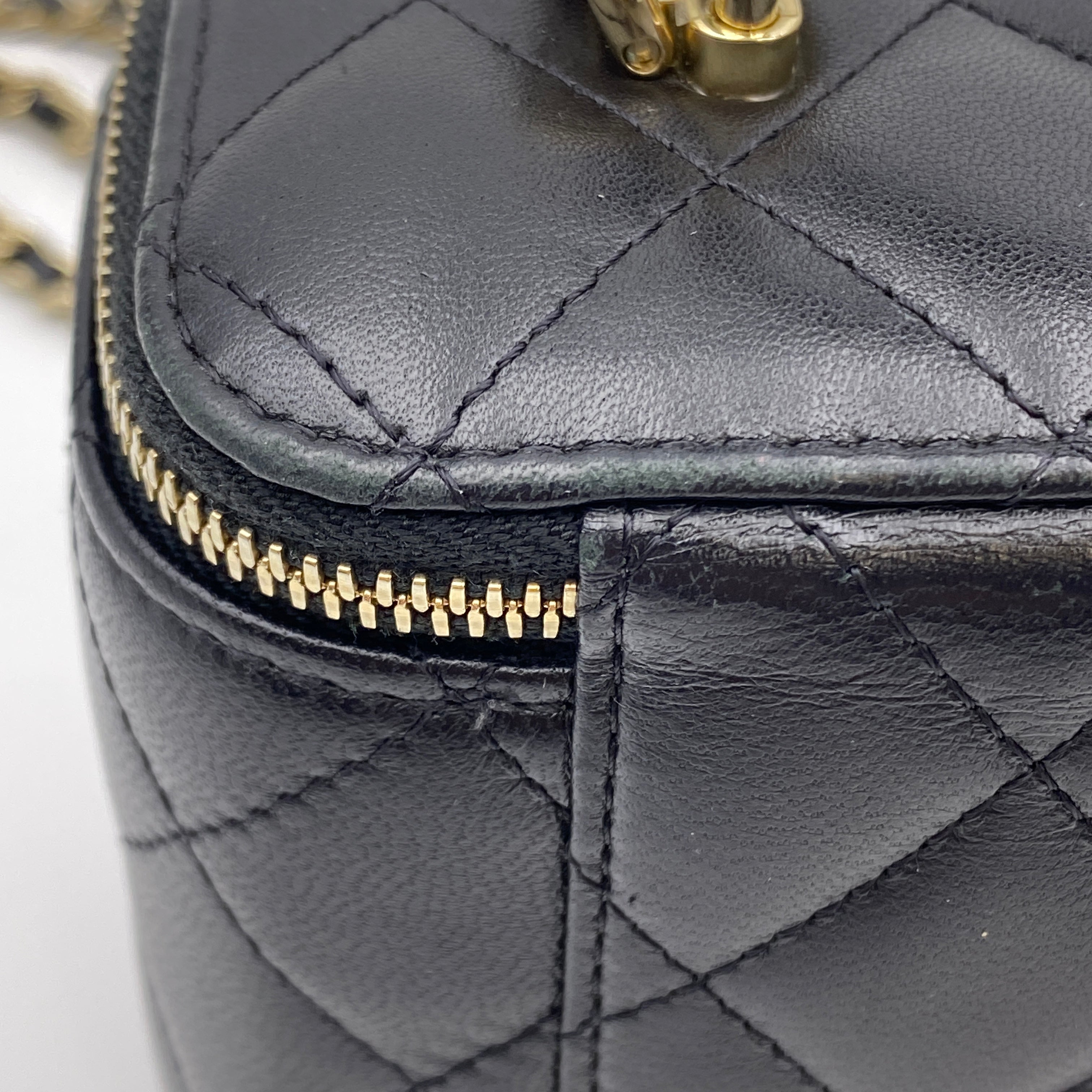 【送料無料】_CHANEL_(シャネル)_AP2199 スモールバニティケース_チェーンショルダー_マトラッセ/ラムスキン_中古品