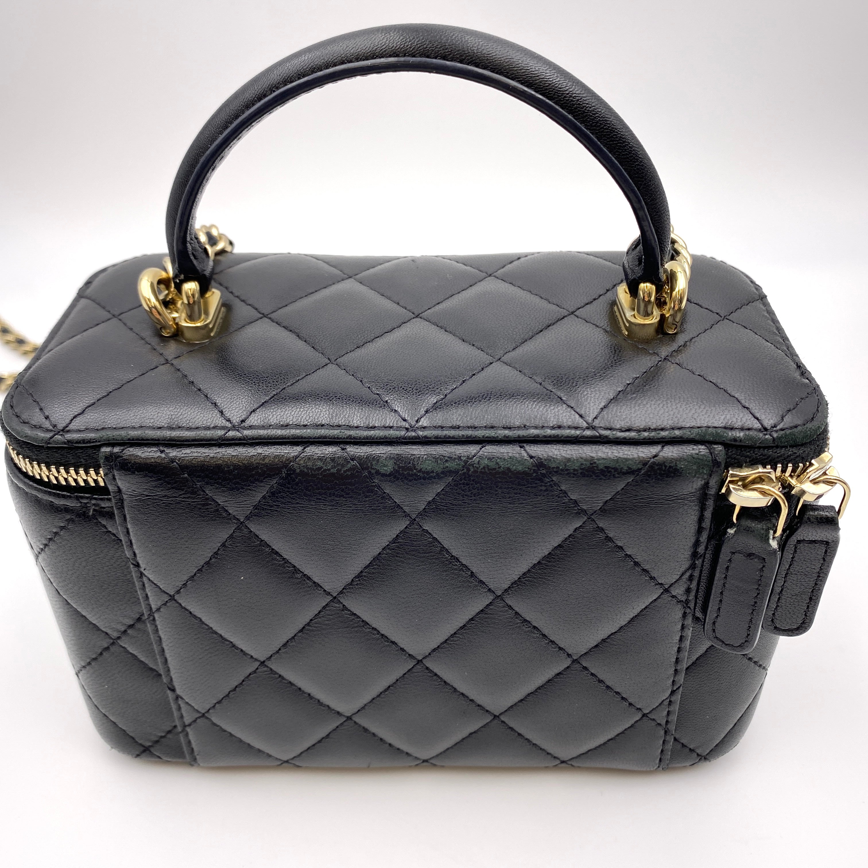 【送料無料】_CHANEL_(シャネル)_AP2199 スモールバニティケース_チェーンショルダー_マトラッセ/ラムスキン_中古品