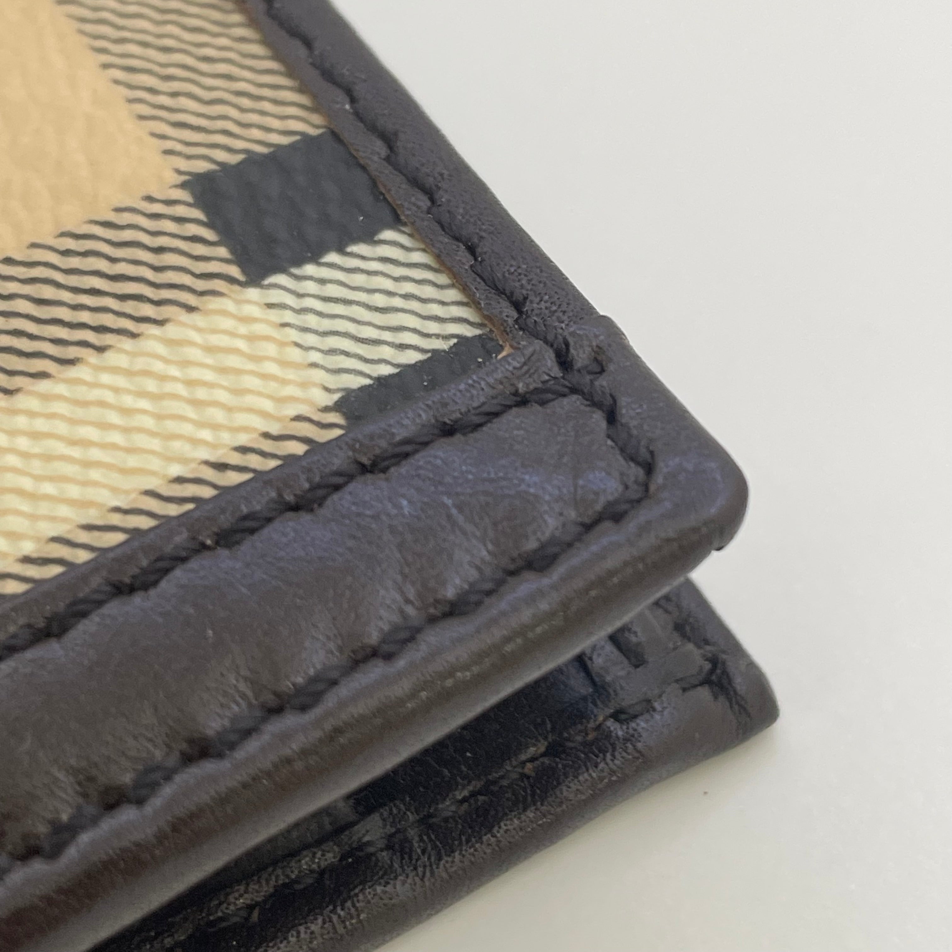 【送料無料】_ BURBERRY_(バーバリー)_ノバチェック二つ折り財布_中古品