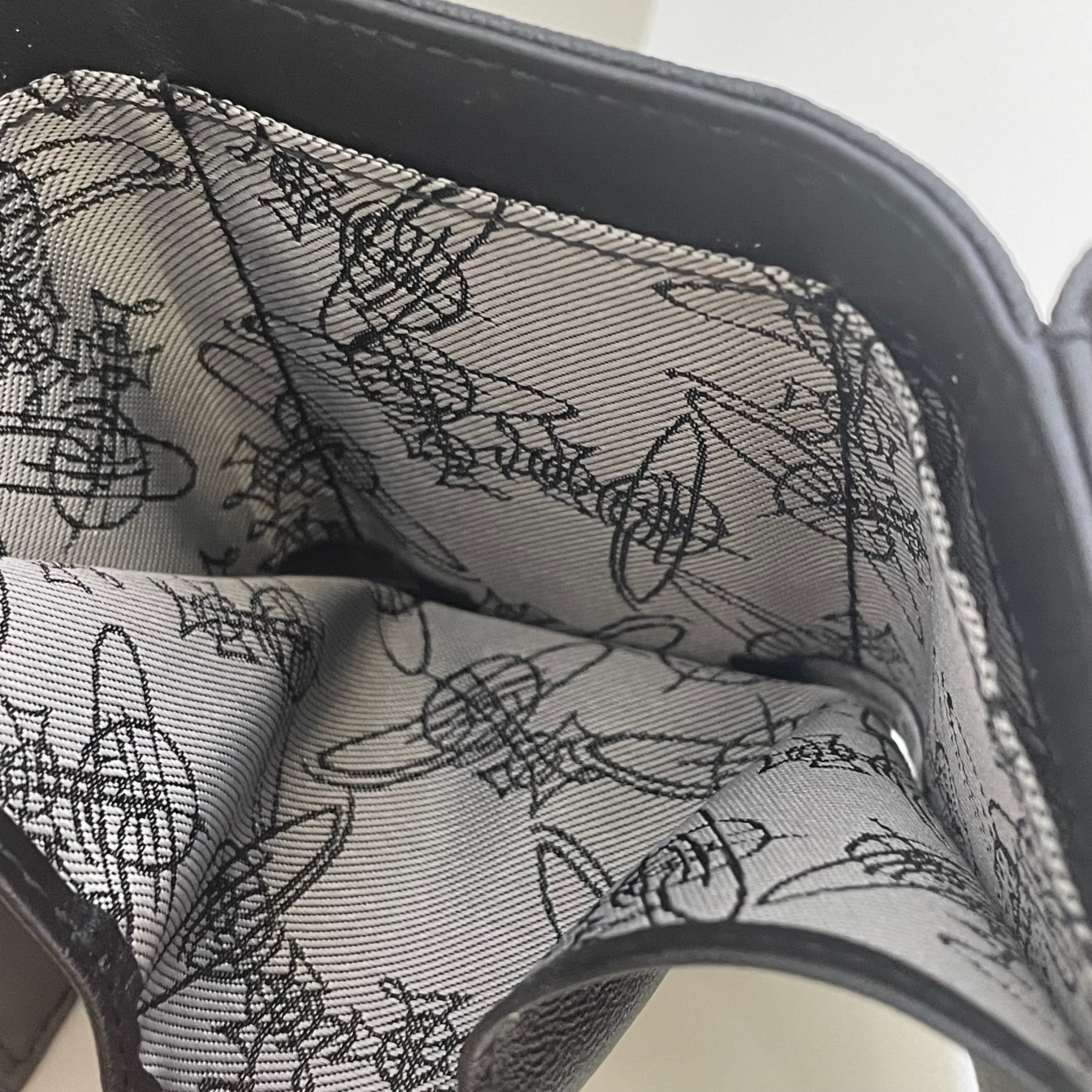 【送料無料】_ ViVienne Westwood_(ヴィヴィアンウエストウッド)_三つ折りミニ財布_51150009-40565_中古品