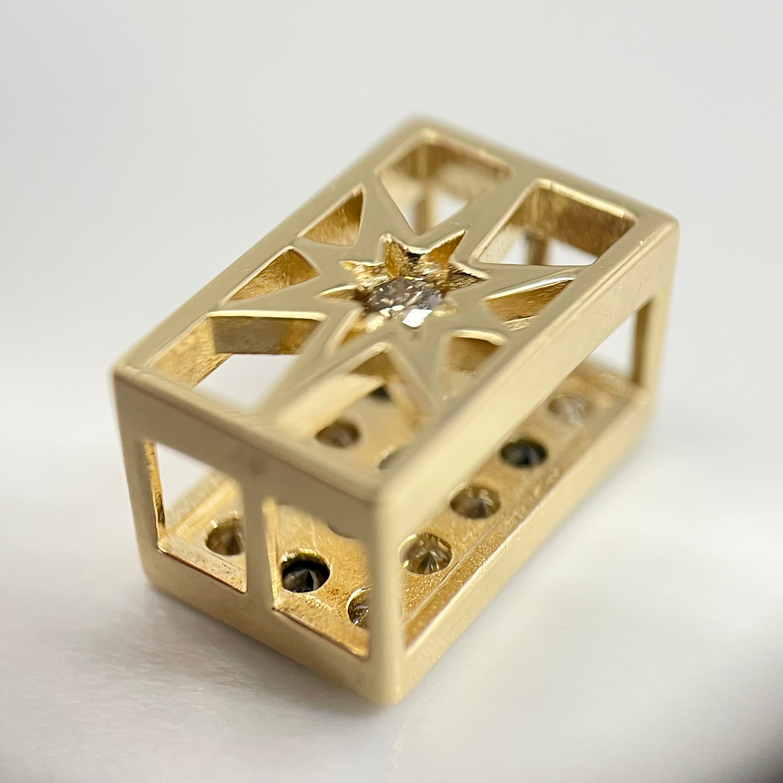 【送料無料】_ ノンブランド_ペンダントトップ_BD/FD0.3ct_K18(2.4g)_中古品