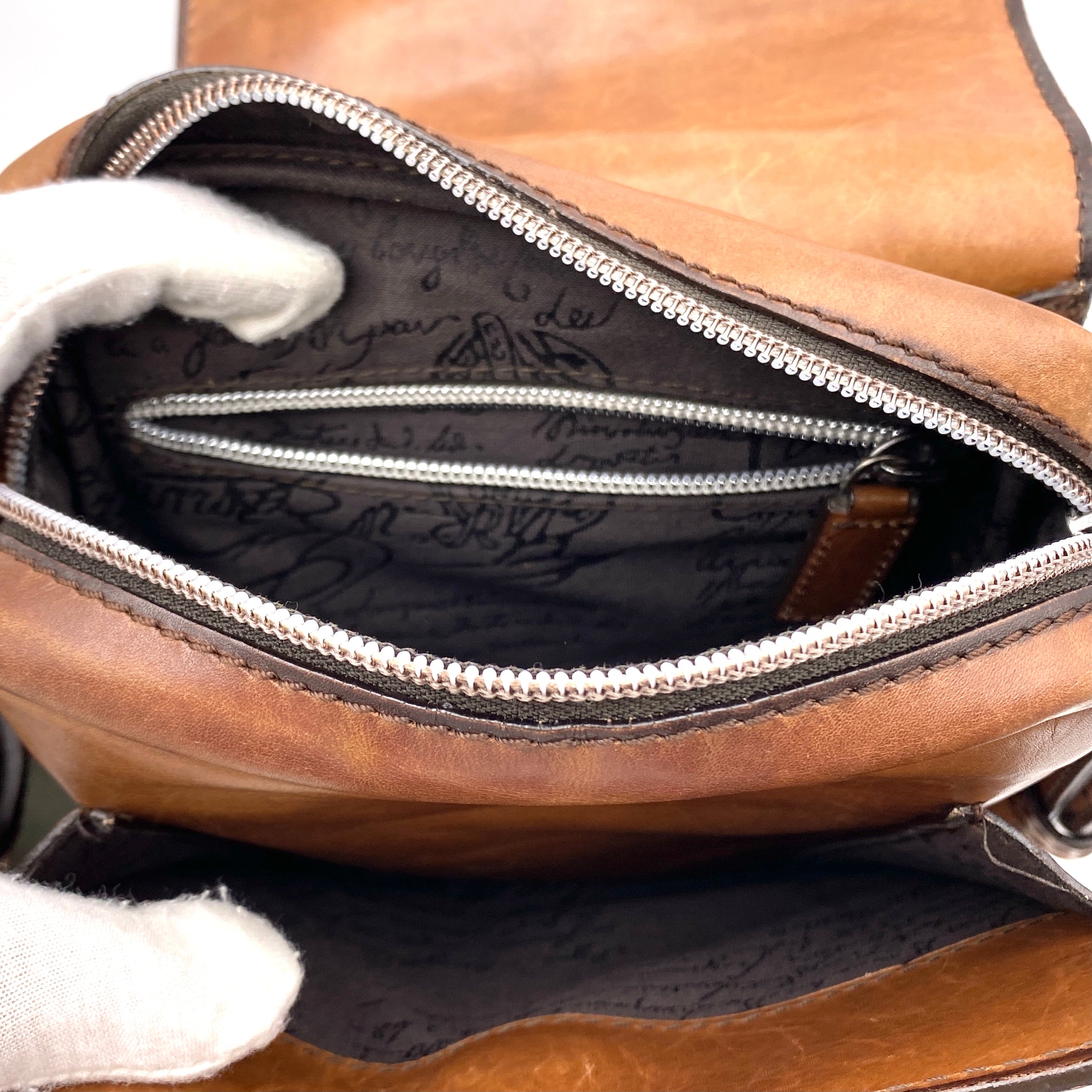 Berluti_(ベルルッティ)_ラプティ サコッシュ_ スクリットレザー カリグラフィ_ショルダーバッグ_ 中古品