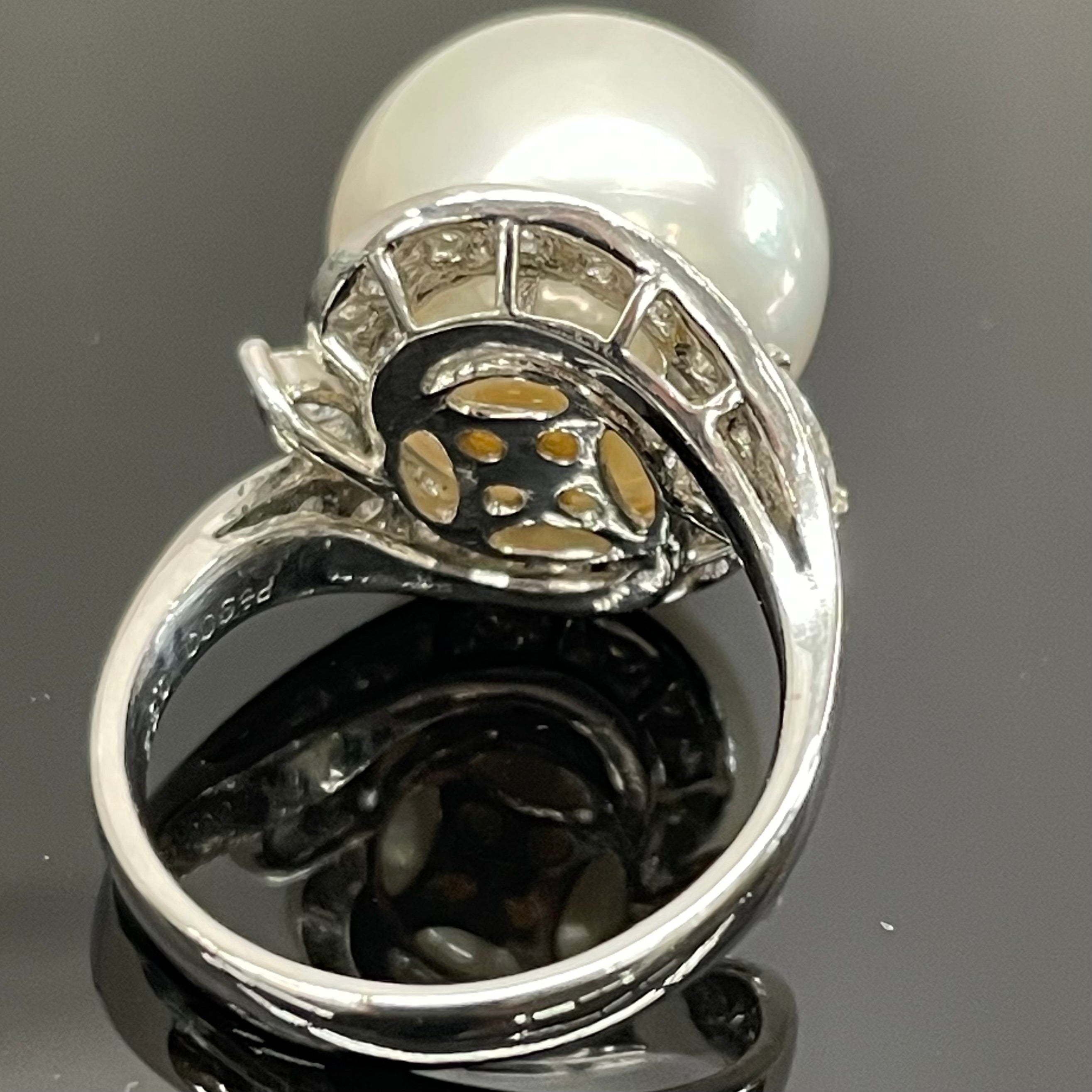 【送料無料】_ ノンブランド_ 白蝶パールプラチナリング _14mm FD0.52ct _Pt900/10.8g _中古品