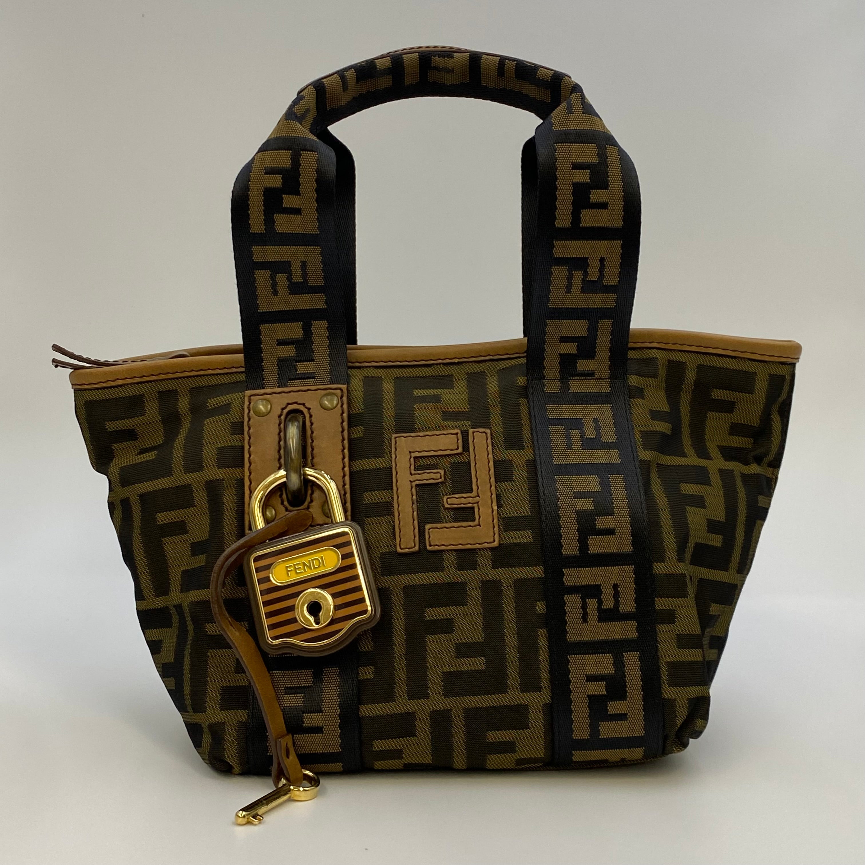 【送料無料】_FENDI _(フェンディ) _ズッカ柄 キャンバス _キー付き ハンドバッグ_中古品