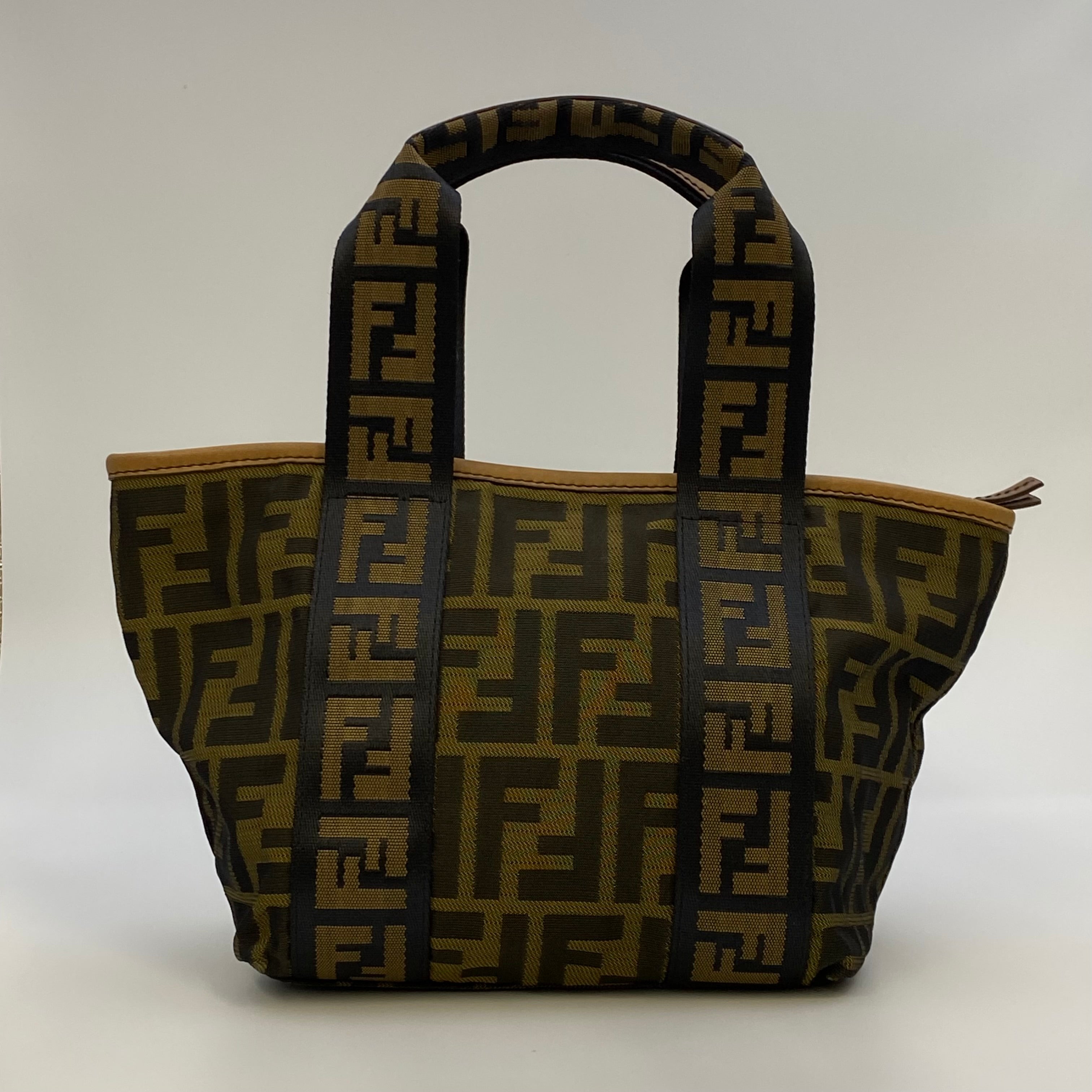 【送料無料】_FENDI _(フェンディ) _ズッカ柄 キャンバス _キー付き ハンドバッグ_中古品