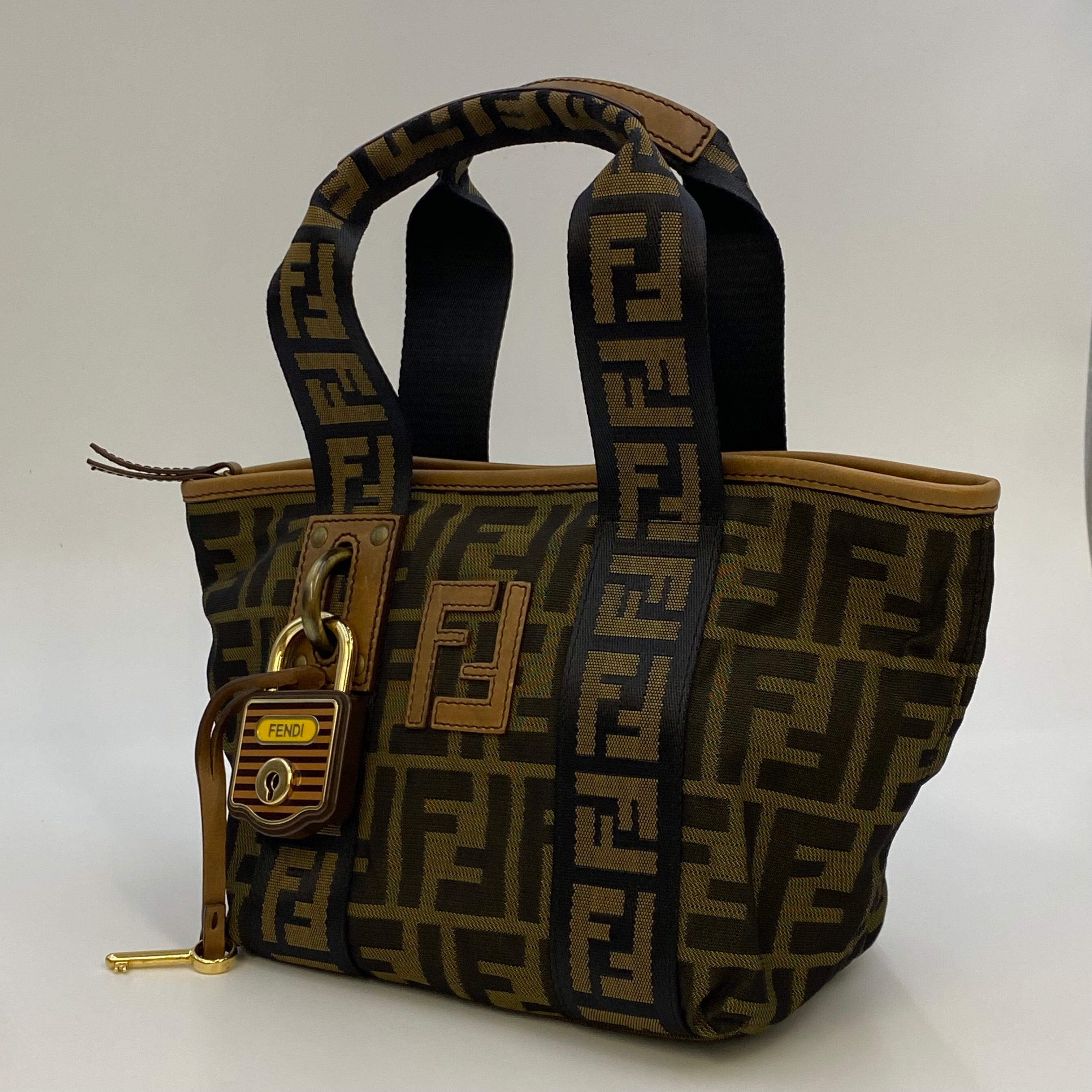 【送料無料】_FENDI _(フェンディ) _ズッカ柄 キャンバス _キー付き ハンドバッグ_中古品