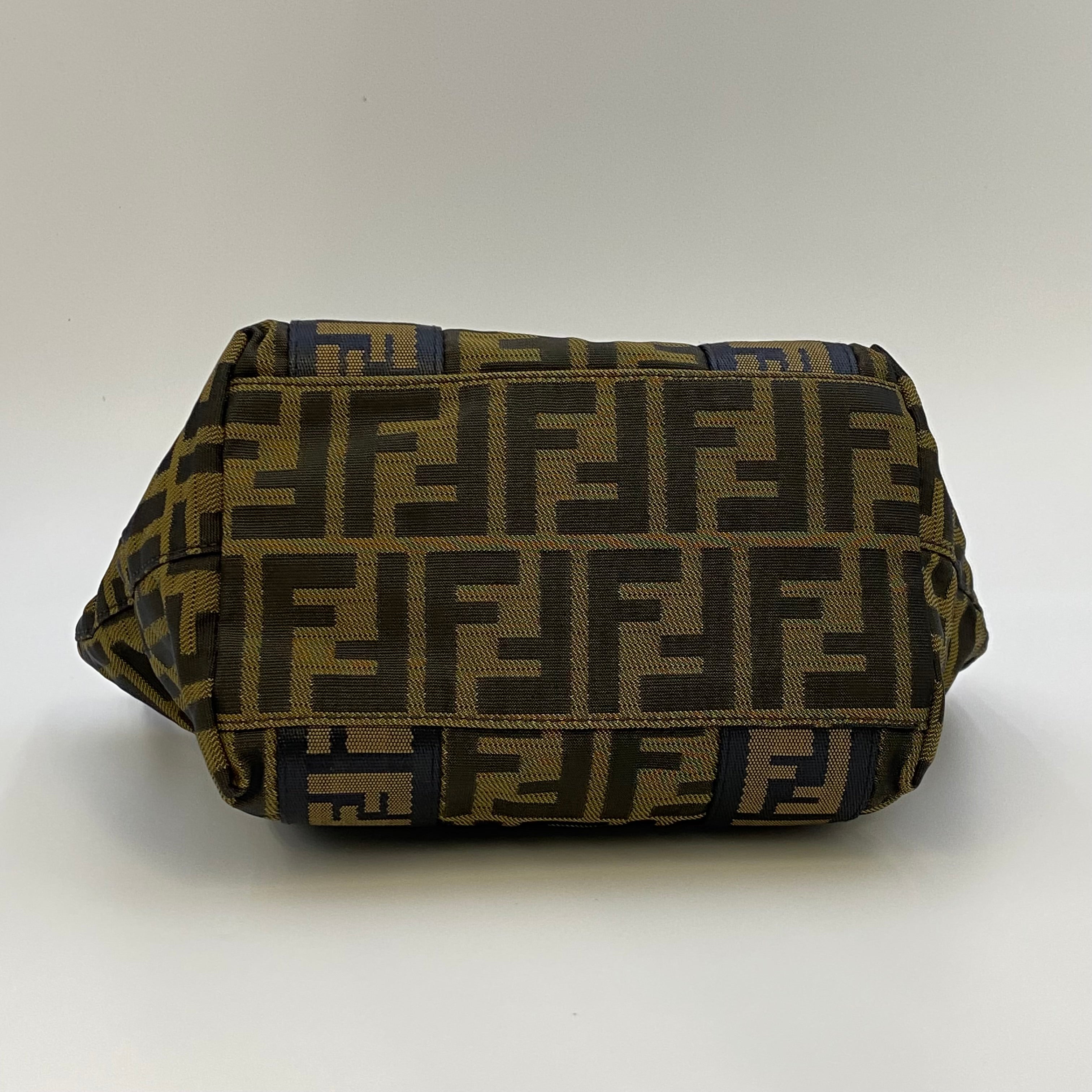 【送料無料】_FENDI _(フェンディ) _ズッカ柄 キャンバス _キー付き ハンドバッグ_中古品