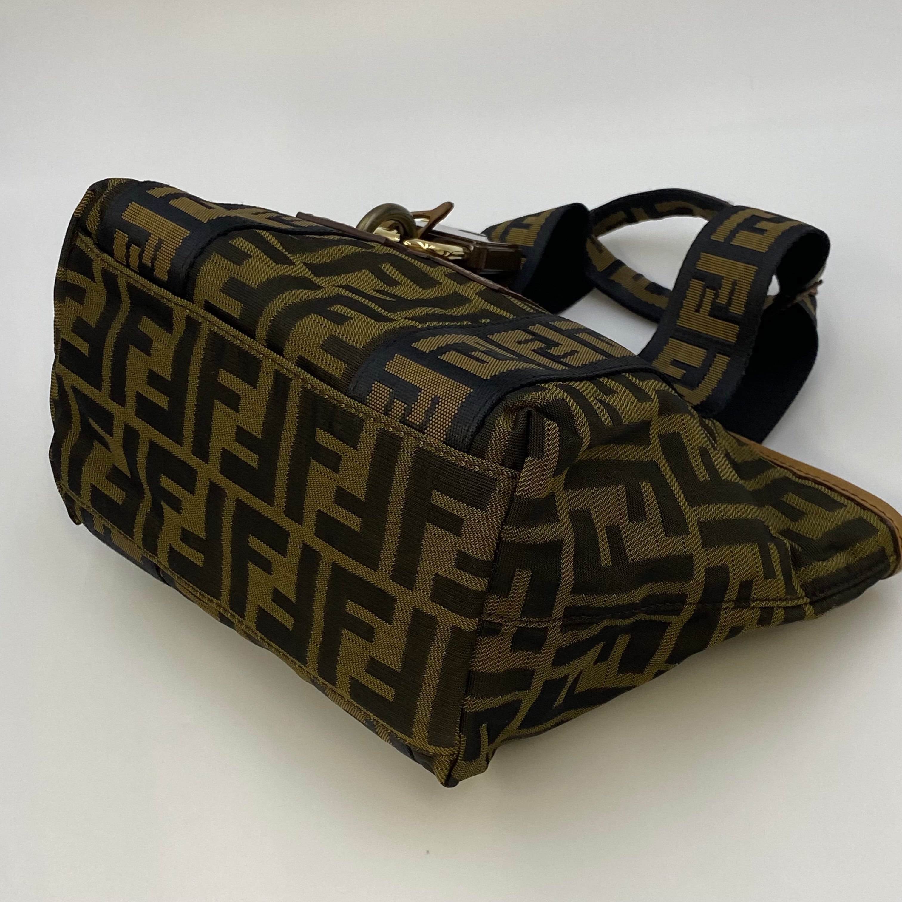 【送料無料】_FENDI _(フェンディ) _ズッカ柄 キャンバス _キー付き ハンドバッグ_中古品