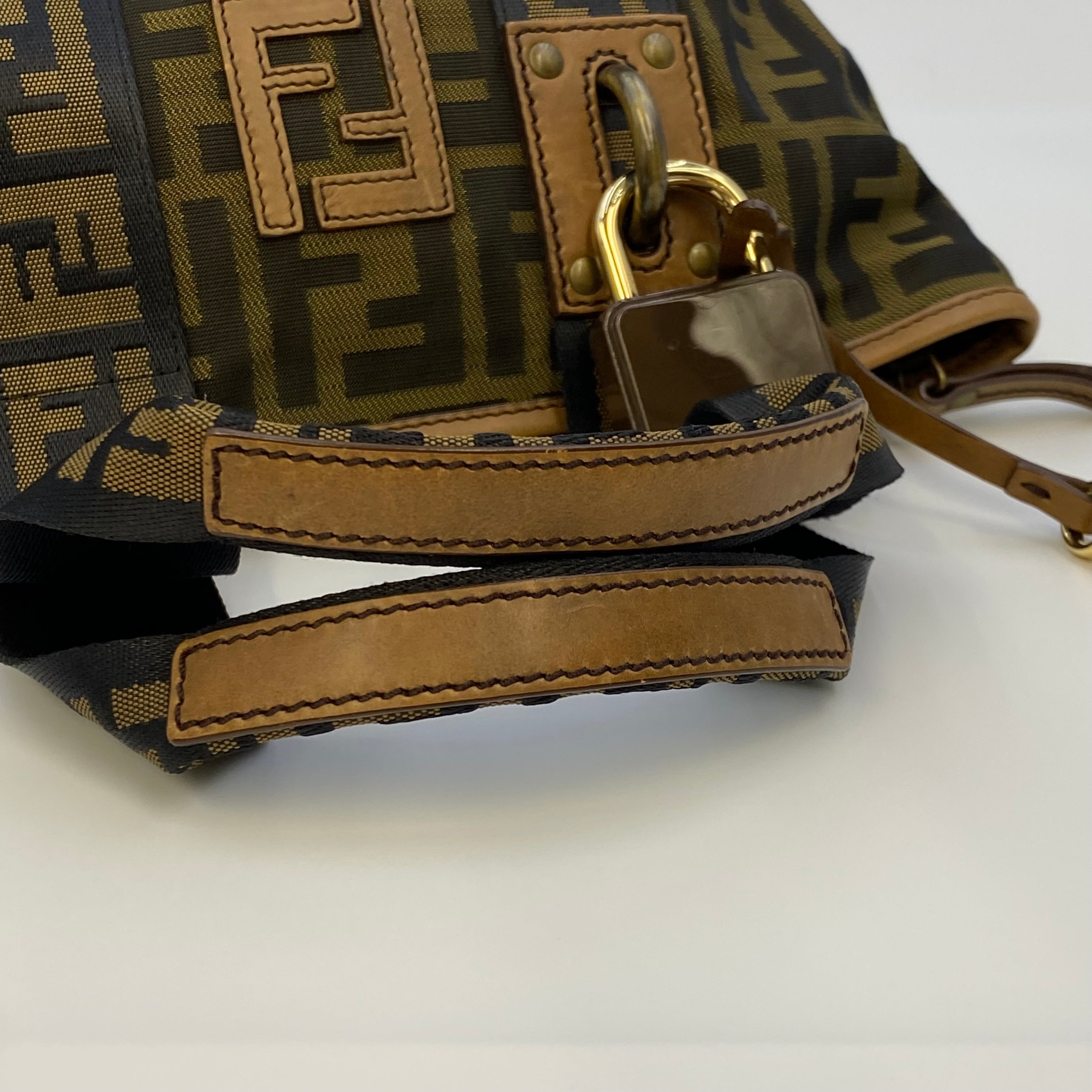 【送料無料】_FENDI _(フェンディ) _ズッカ柄 キャンバス _キー付き ハンドバッグ_中古品