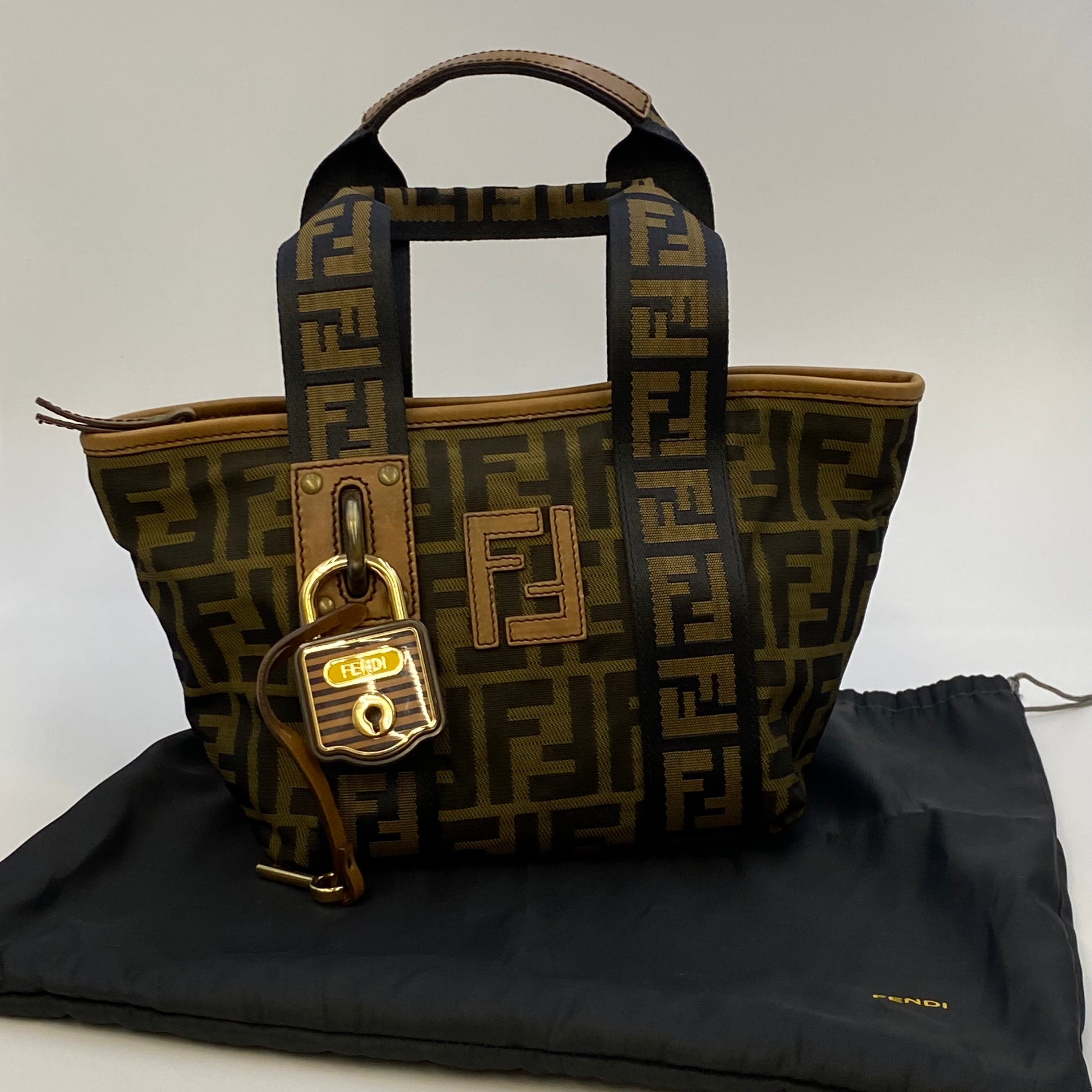 【送料無料】_FENDI _(フェンディ) _ズッカ柄 キャンバス _キー付き ハンドバッグ_中古品