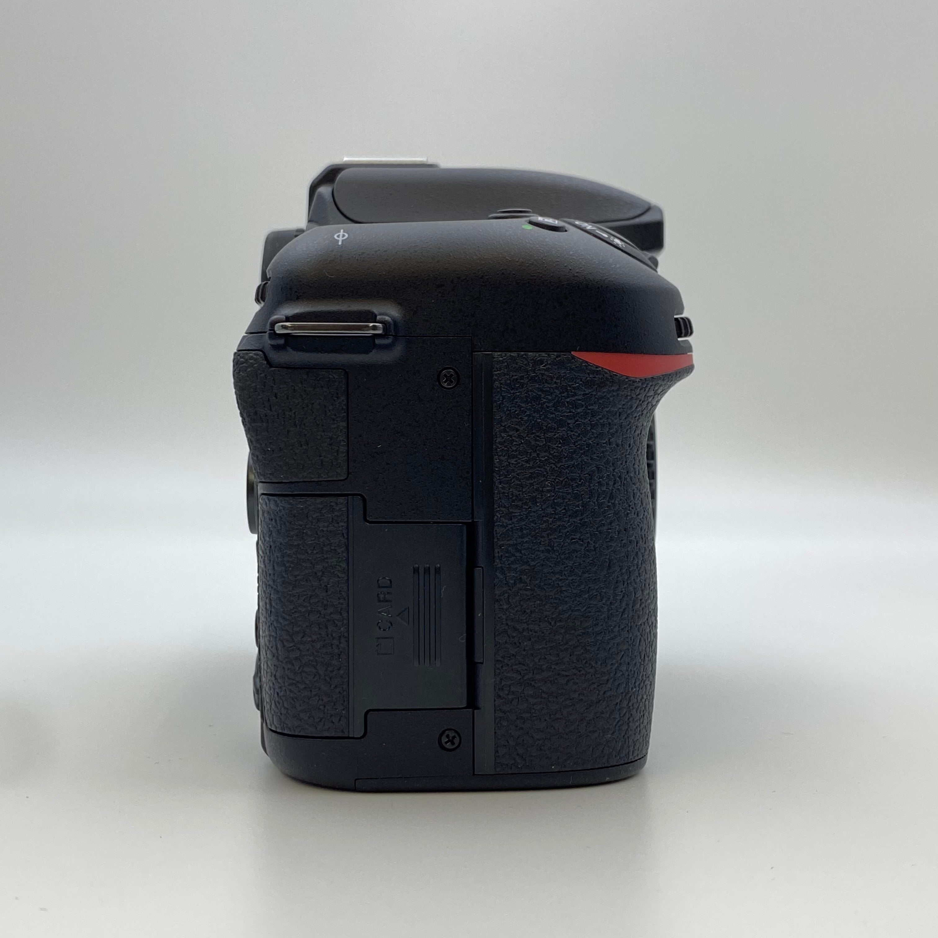 【送料無料】_ Nikon_(ニコン)_D7500 18-140 VR Kit_一眼レフカメラ レンズキット_中古品