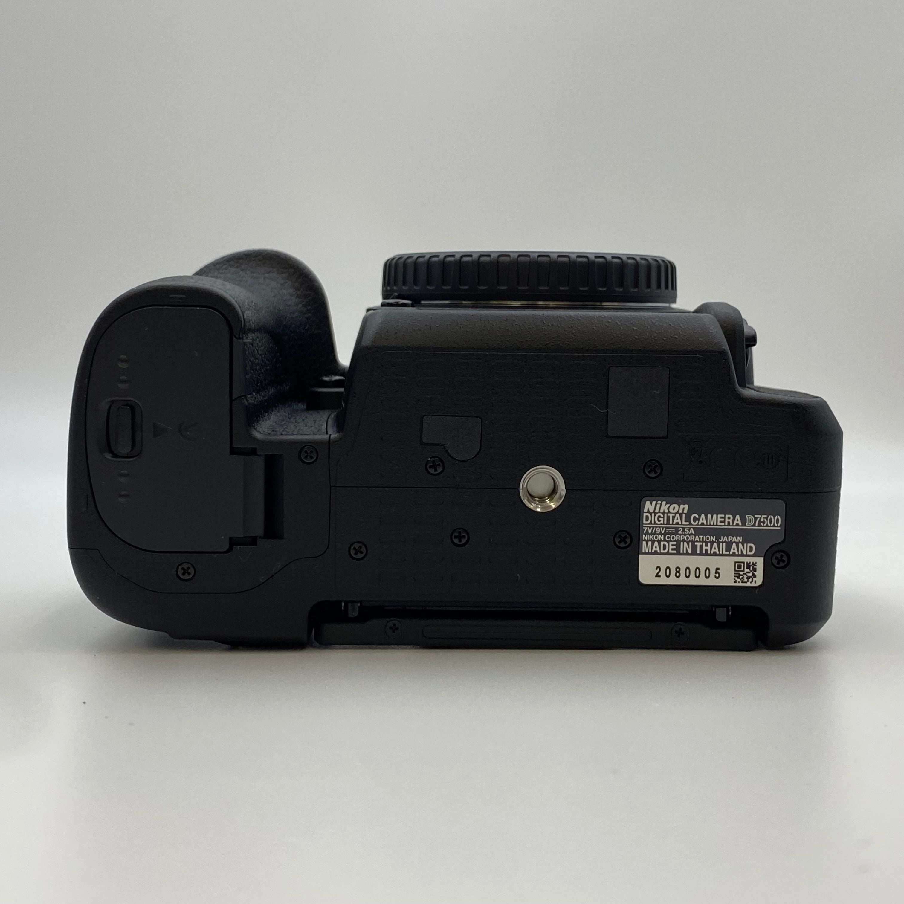 【送料無料】_ Nikon_(ニコン)_D7500 18-140 VR Kit_一眼レフカメラ レンズキット_中古品