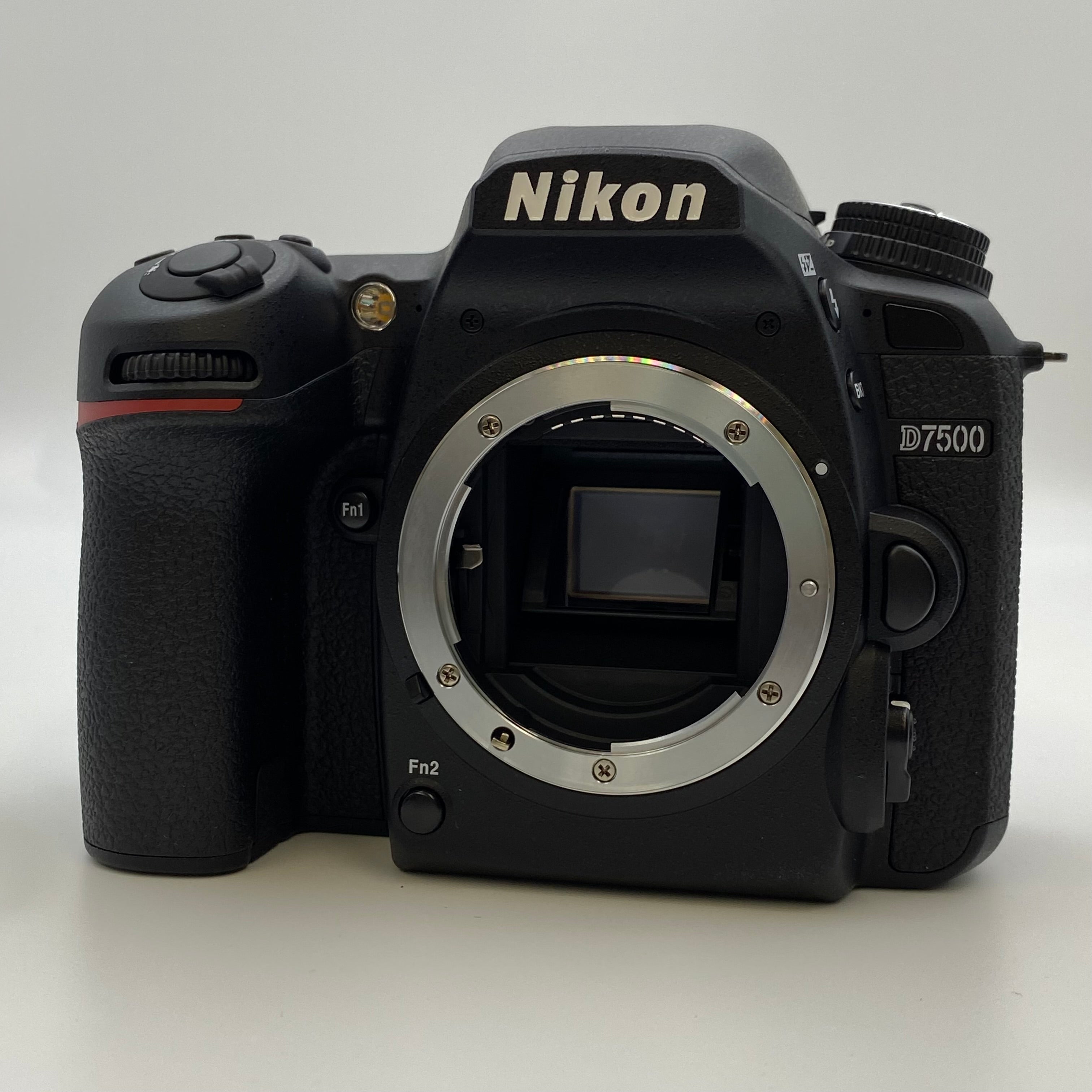 【送料無料】_ Nikon_(ニコン)_D7500 18-140 VR Kit_一眼レフカメラ レンズキット_中古品