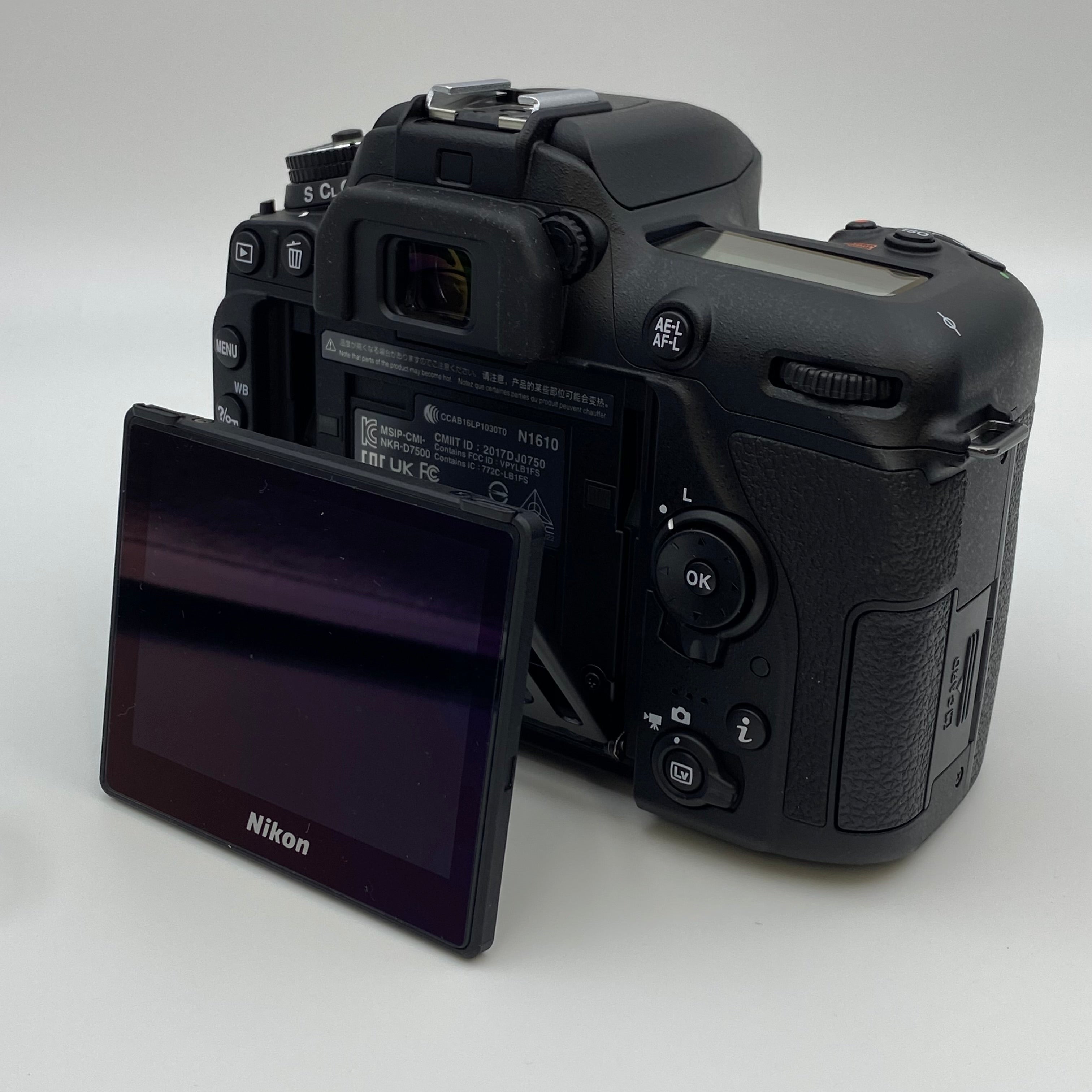 【送料無料】_ Nikon_(ニコン)_D7500 18-140 VR Kit_一眼レフカメラ レンズキット_中古品