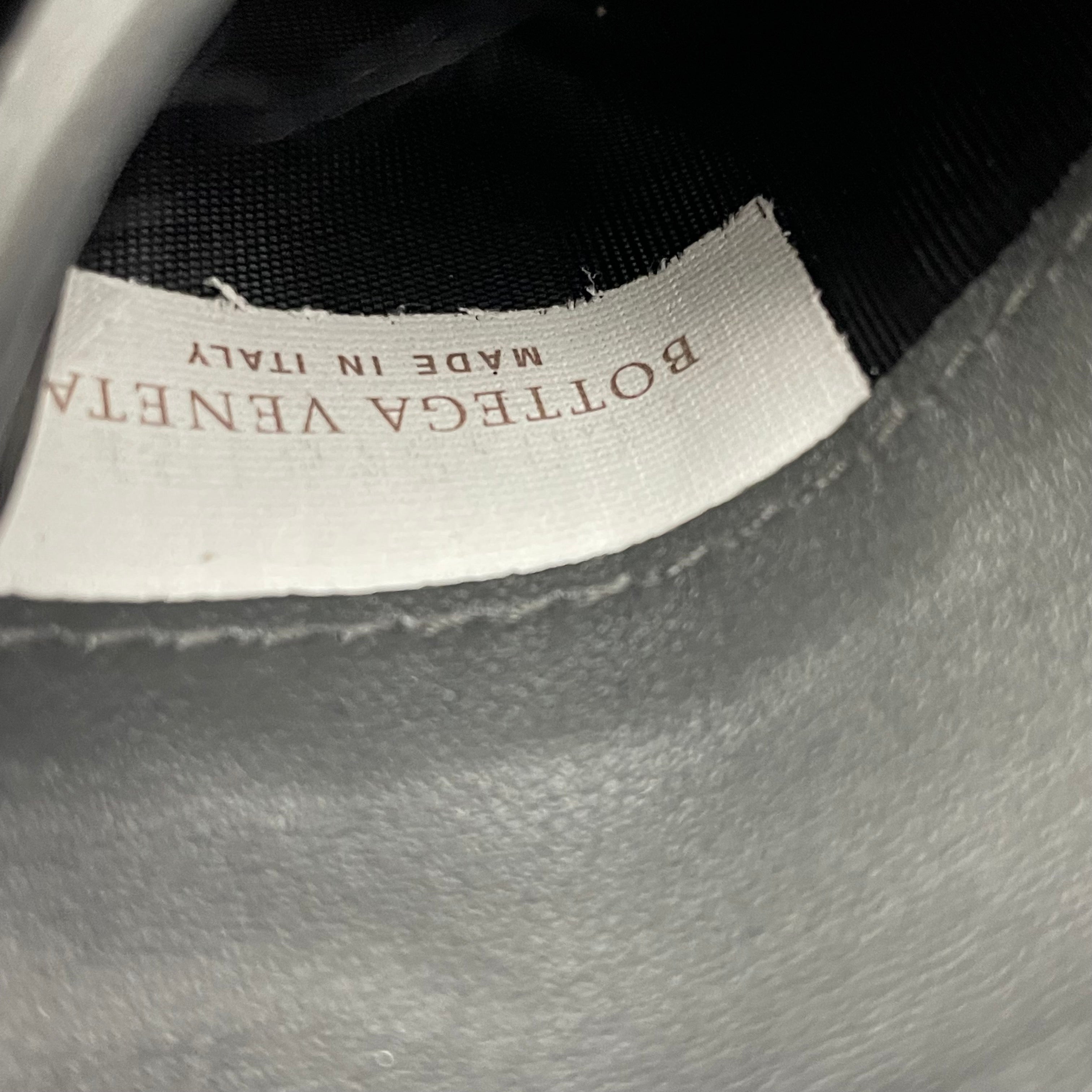 【送料無料】_ BOTTEGA VENETA_(ボッテガヴェネタ)_ 二つ折り財布 _イントレチャート カーフレザー ラムスキン _ブラック ニューライトグレー _193642 V465U 8885 _中古品