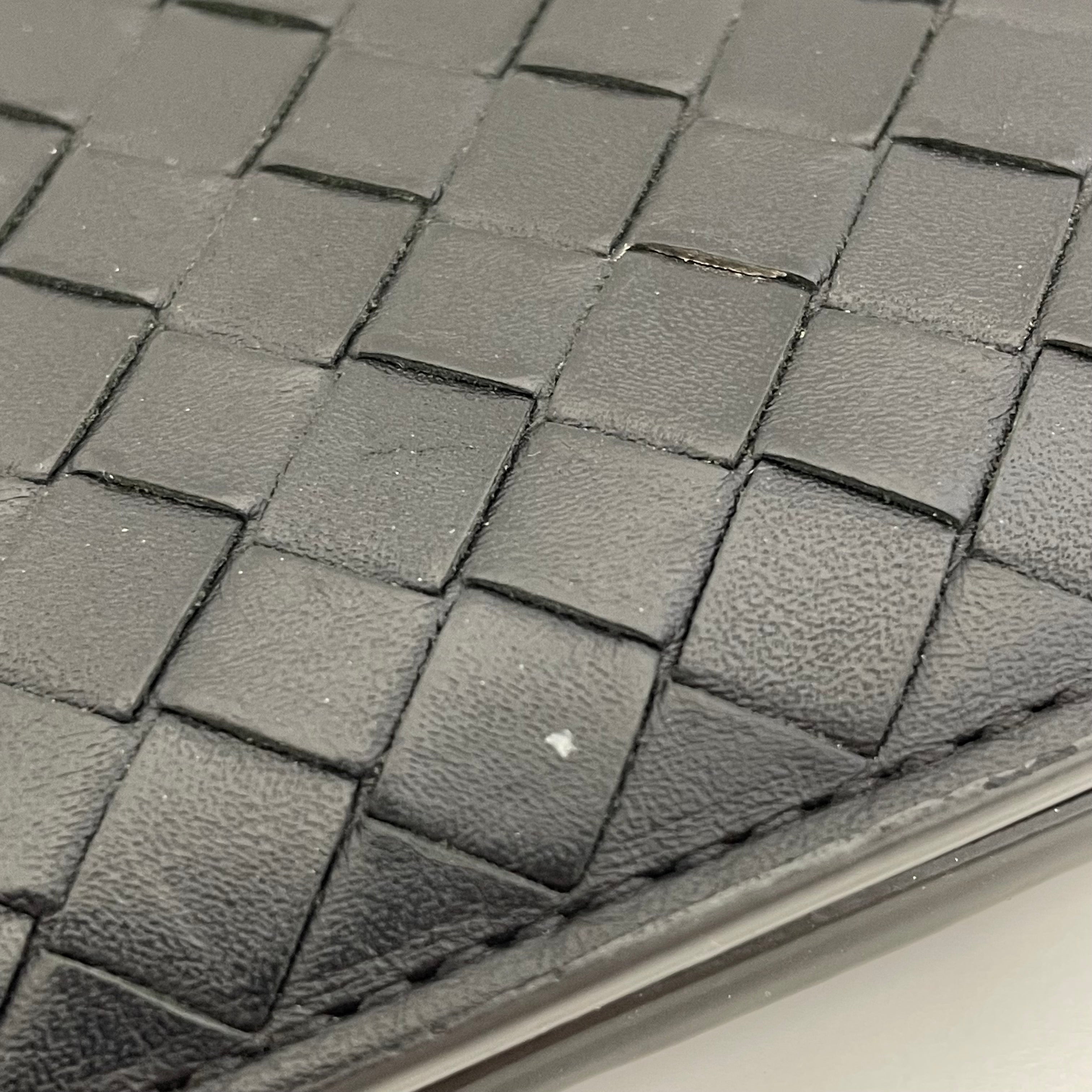 【送料無料】_ BOTTEGA VENETA_(ボッテガヴェネタ)_ 二つ折り財布 _イントレチャート カーフレザー ラムスキン _ブラック ニューライトグレー _193642 V465U 8885 _中古品